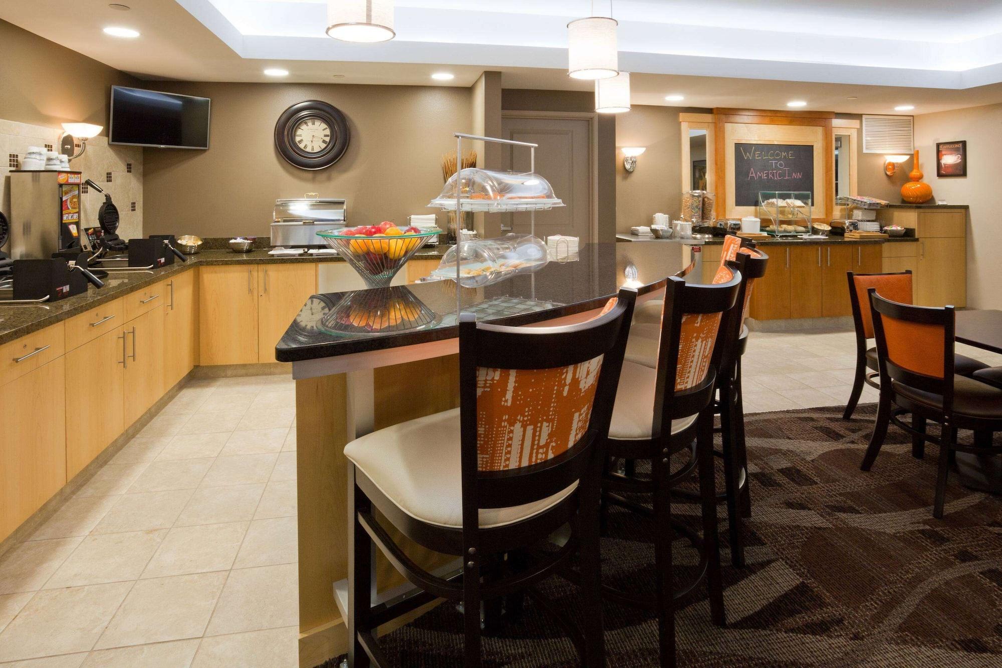 Restaurant AmericInn by Wyndham Waupun