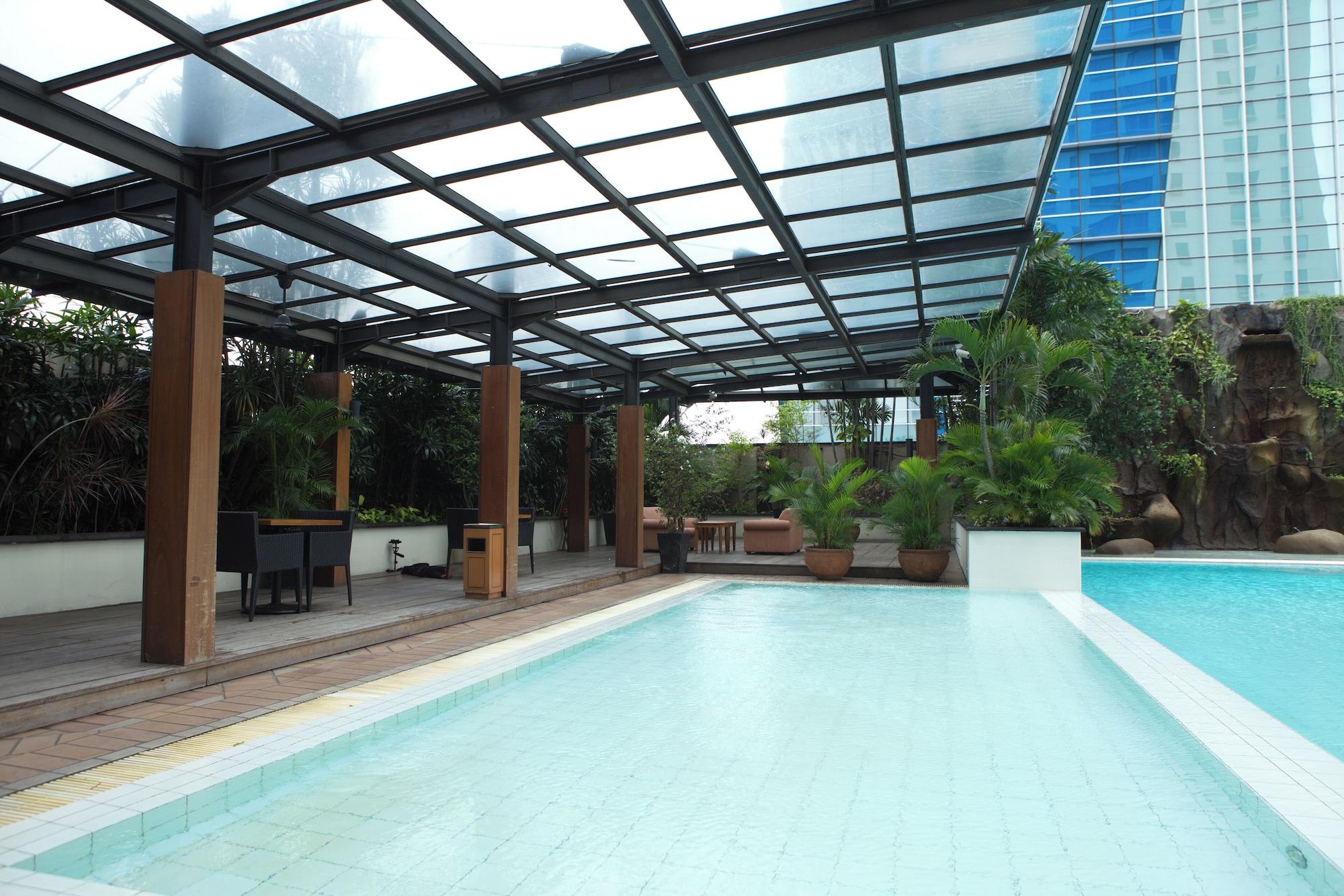 Vista Piscina Menara Peninsula Hotel Jakarta