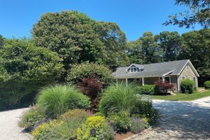 Alquiler Vacacional - Oak Bluffs Family Retreat - Private Roundabout, Walk to the Beach & Downtown OB.