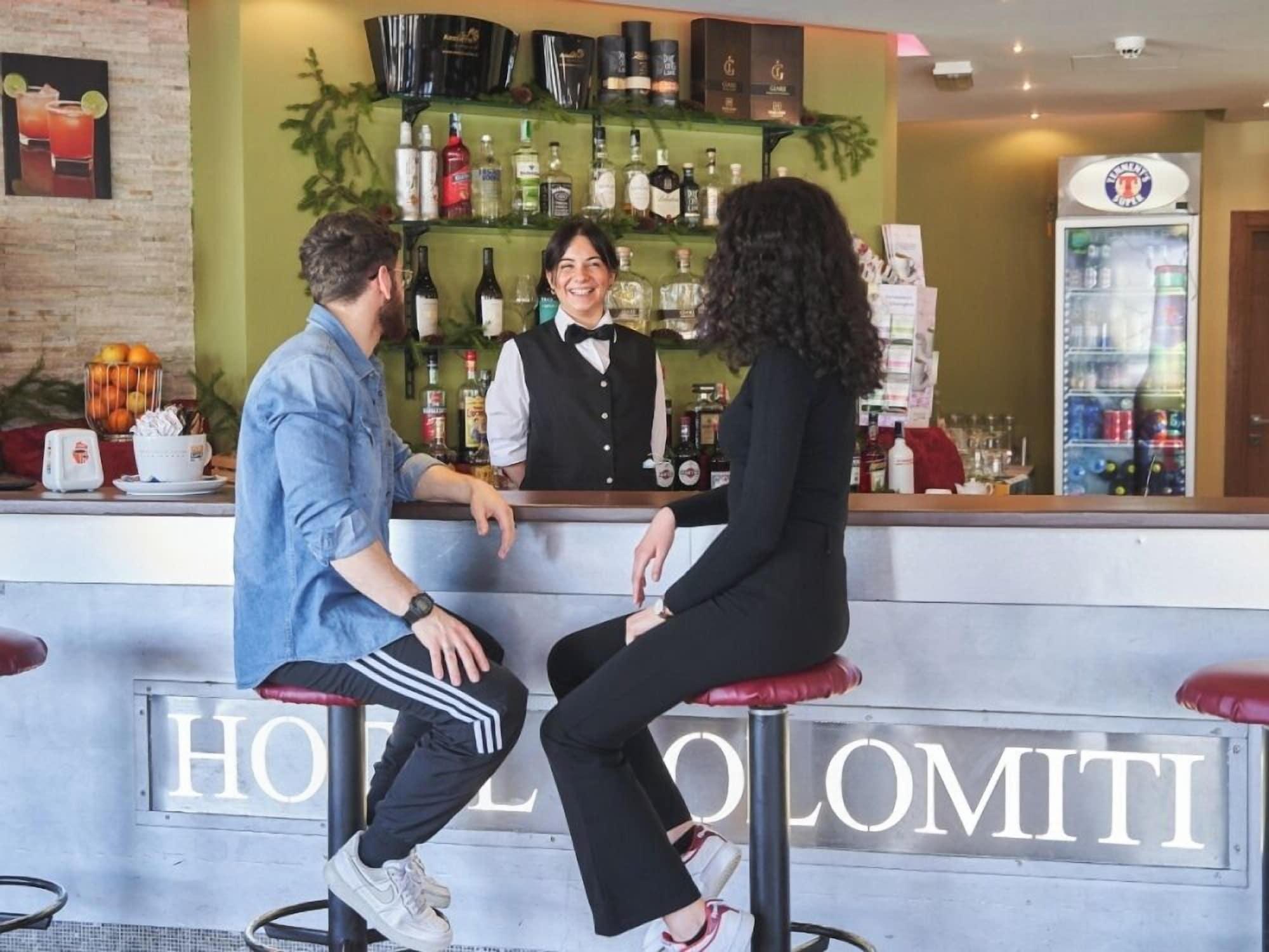 Bar/Salón Hotel Dolomiti