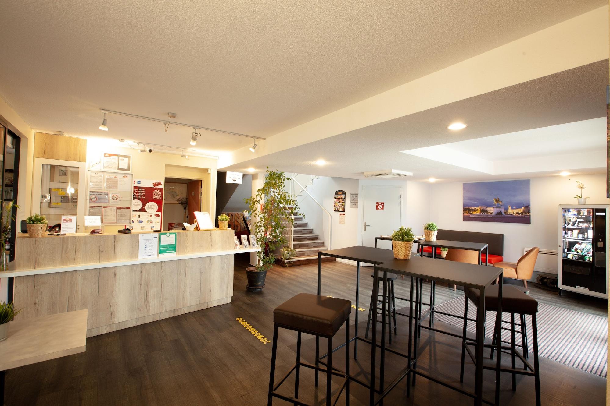 Vista Lobby Best Hotel Lyon St Priest