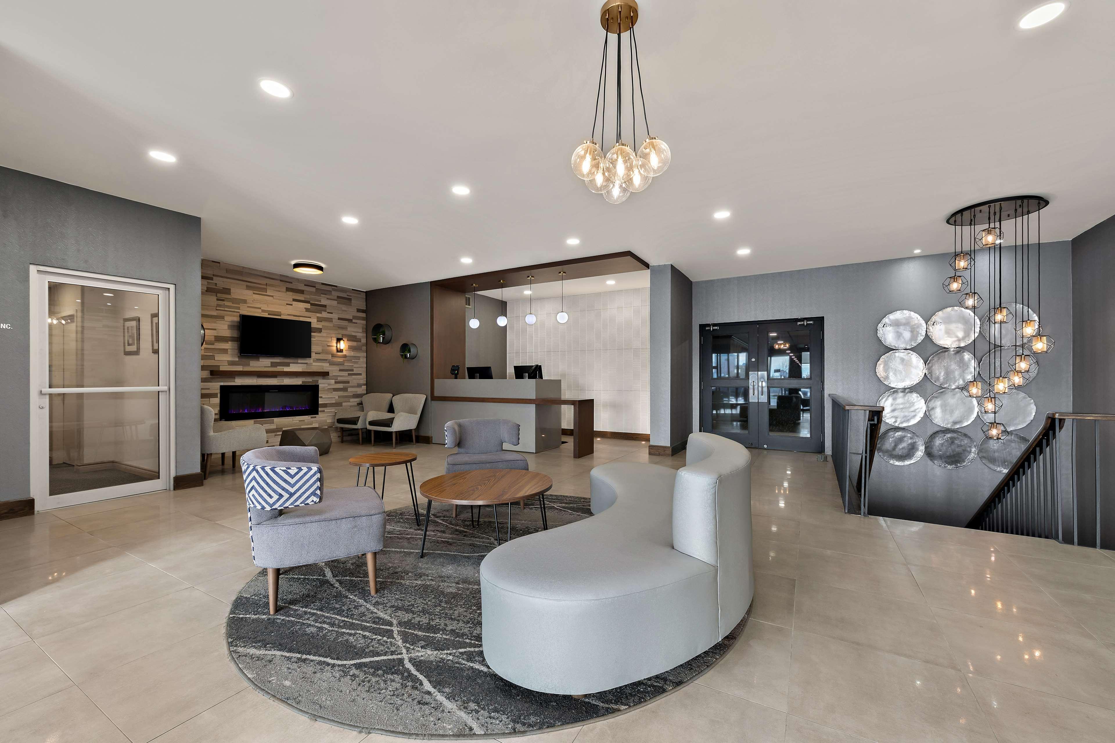 Vista Lobby Best Western Parkway Hotel Toronto North