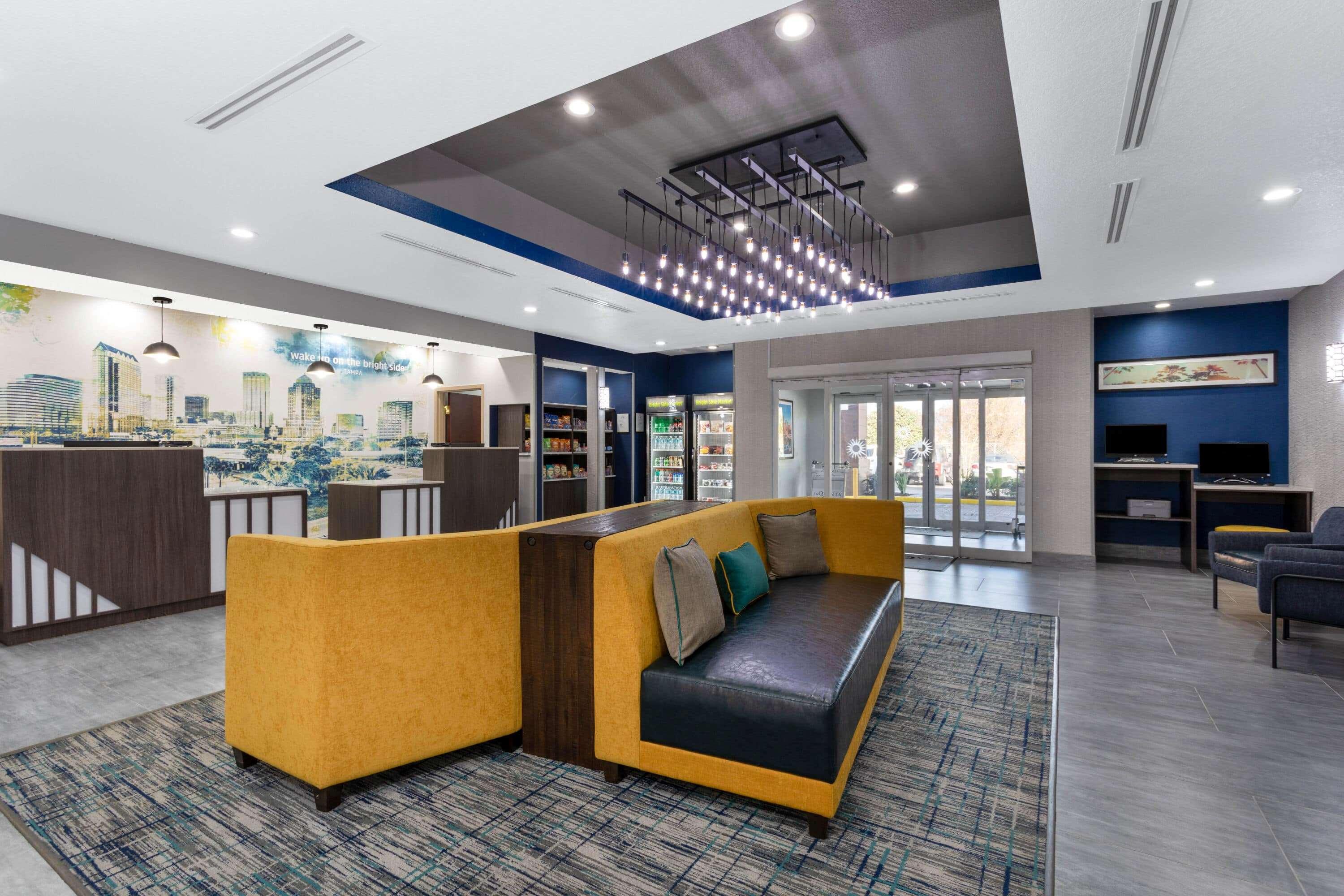 Vista Lobby La Quinta Inn & Suites by Wyndham Tampa Central