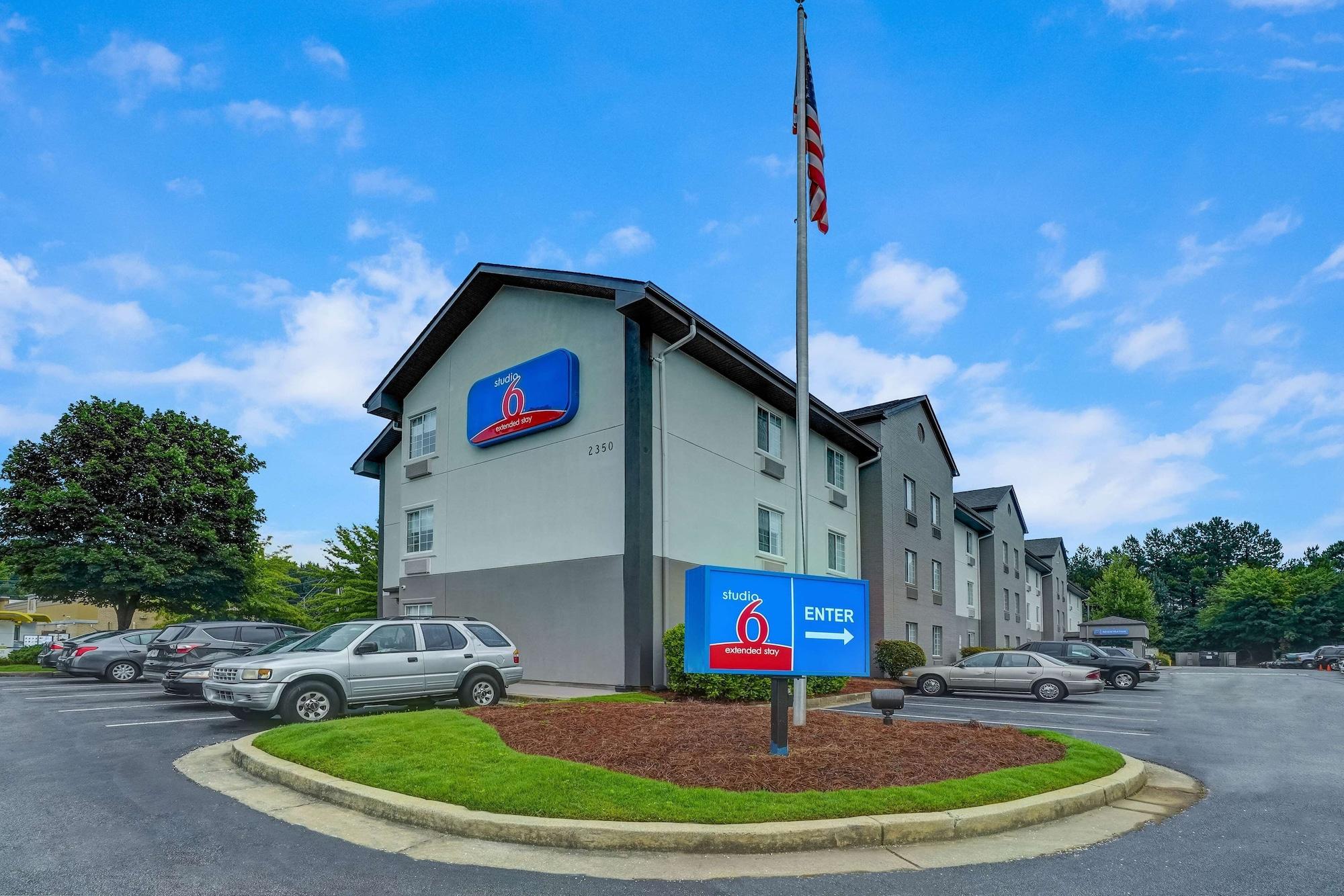 Varios Studio 6 Duluth, GA - Near Gas South District