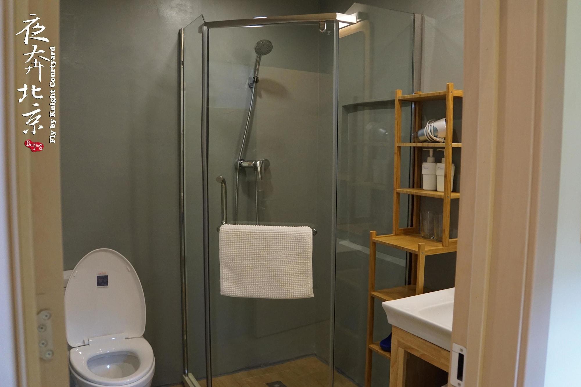 Equipamiento de Habitación Fly By Knight Courtyard Hotel