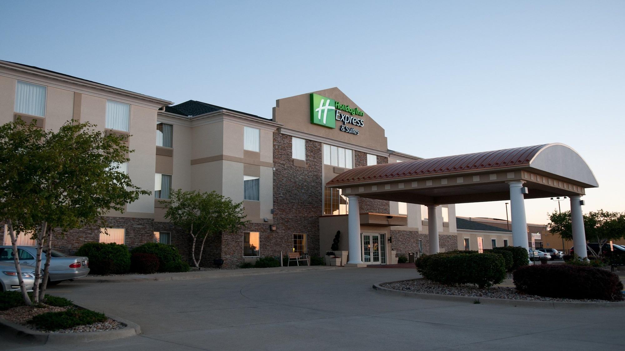 Vista Exterior Holiday Inn Express & Suites Bloomington - Normal by IHG