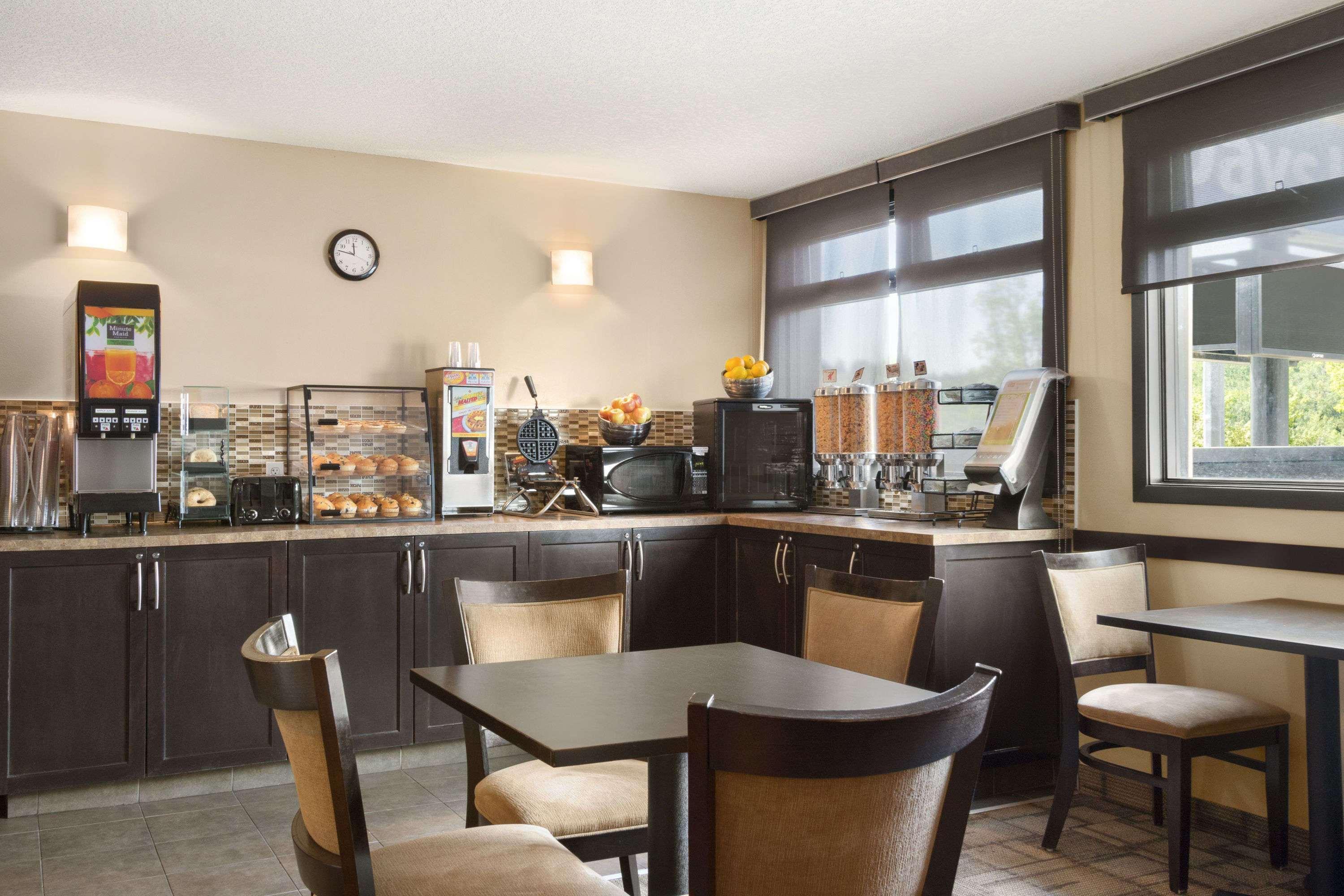 Restaurant Days Inn by Wyndham Calgary Northwest