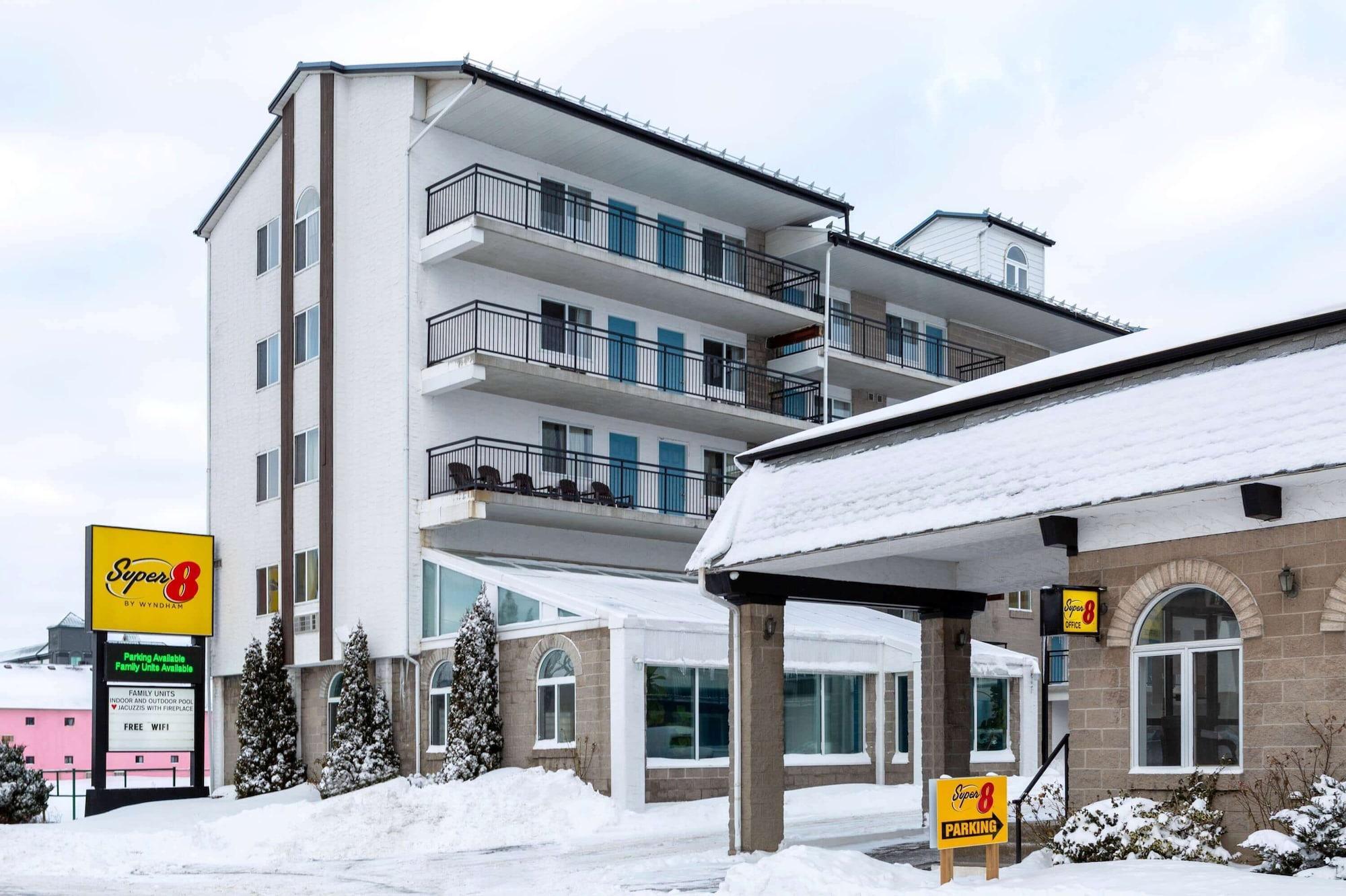 Vista Exterior Super 8 by Wyndham Niagara Falls by the Falls