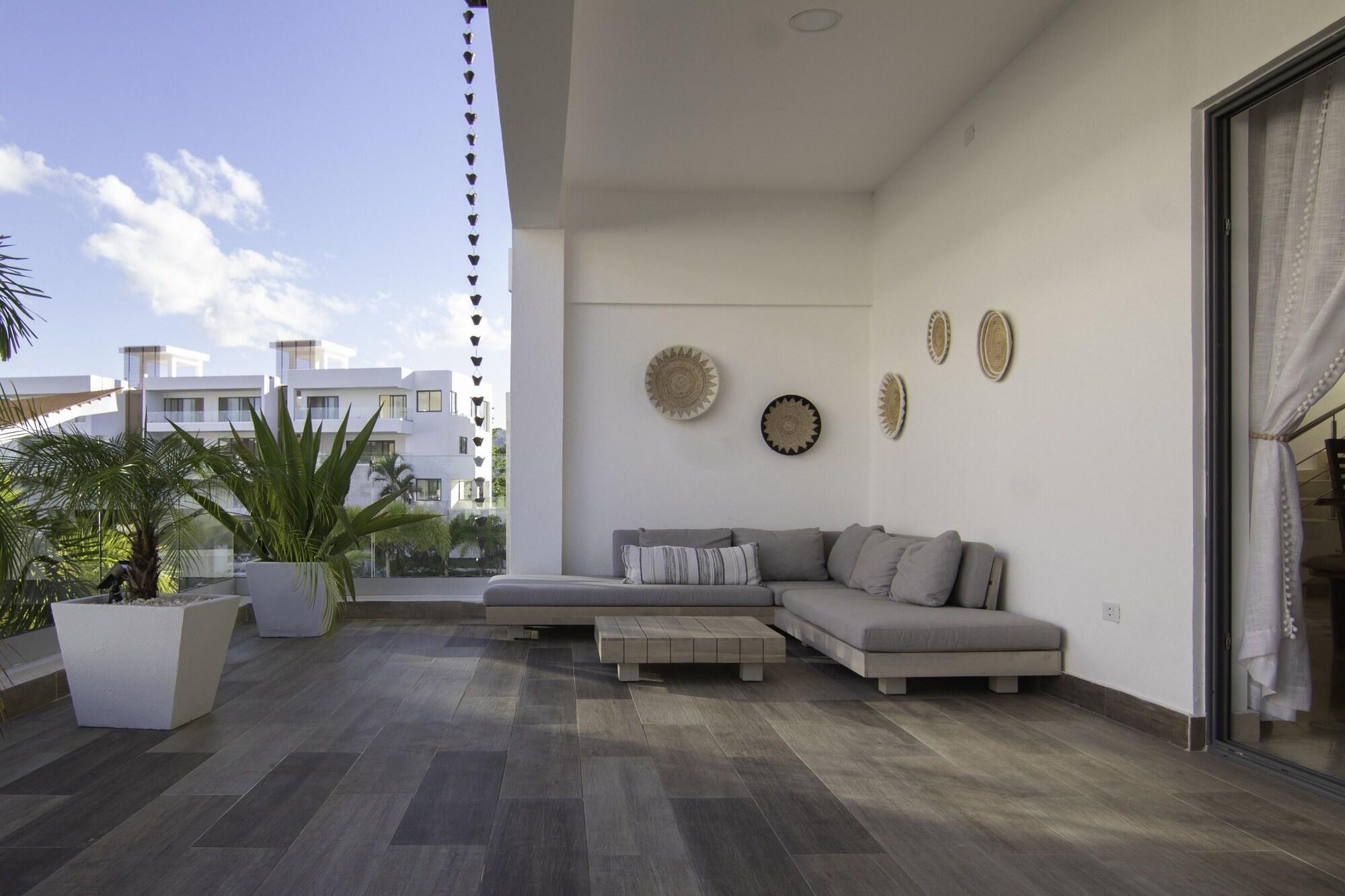 Vista Exterior New Beachfront Penthouse by RedAwning