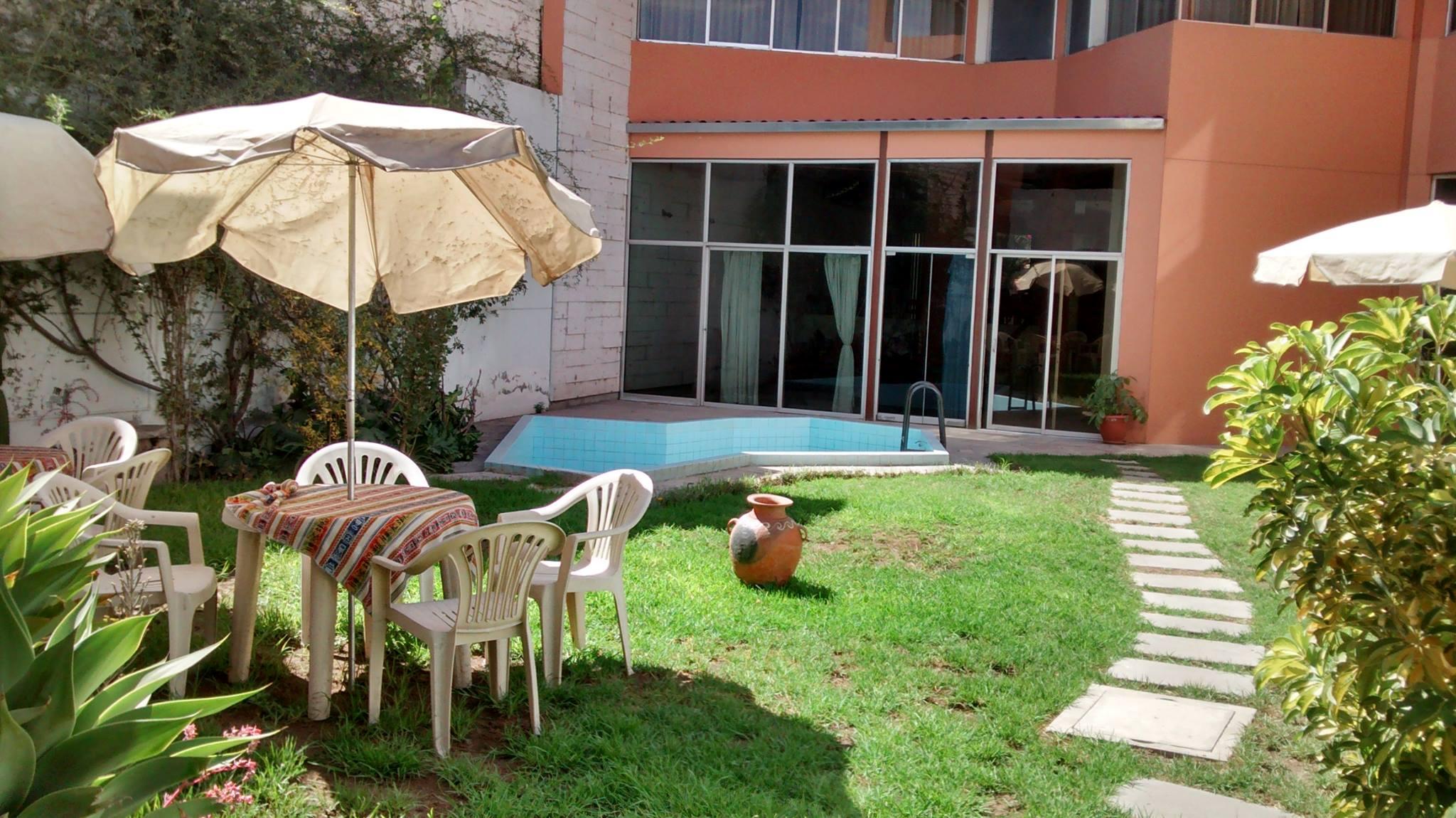 Vista Piscina Hostal Los Angeles Amigos Inn