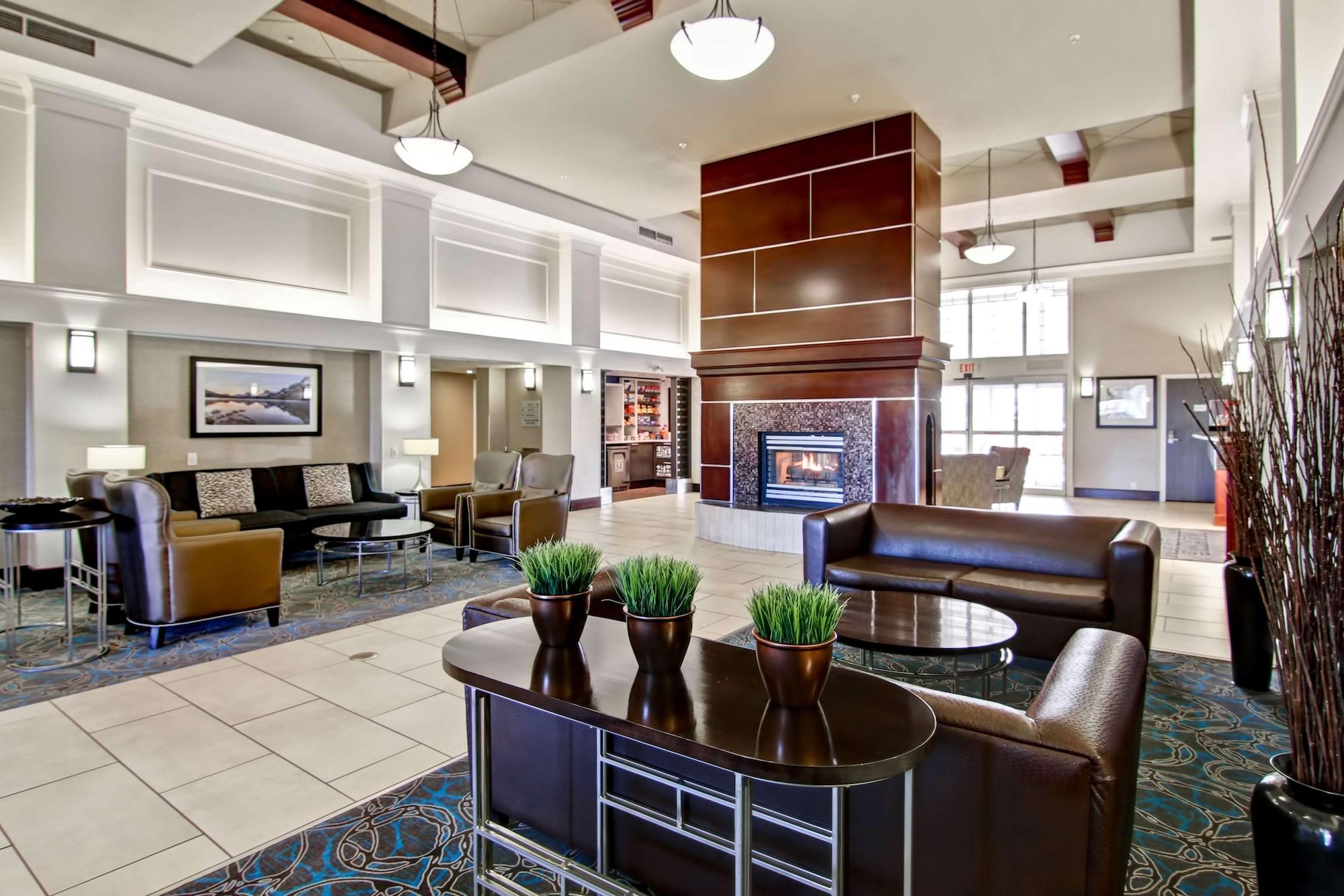 Vista Lobby Hampton Inn & Suites by Hilton Calgary-Airport