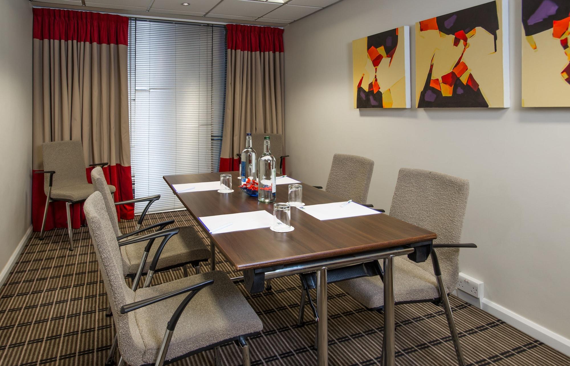 Sala de Reuniones Holiday Inn Express London Luton Airport by IHG