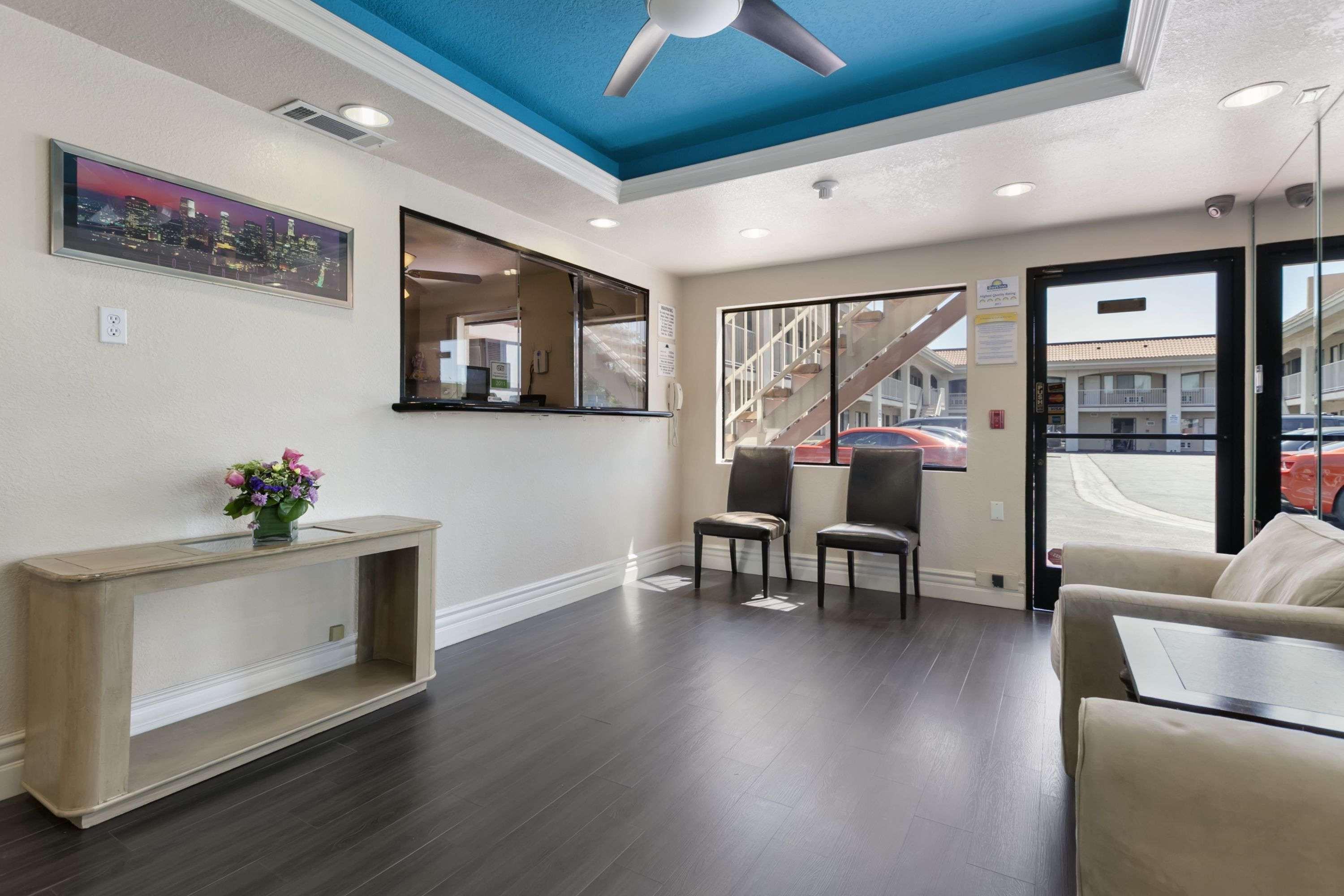 Vista Lobby Days Inn by Wyndham Downey