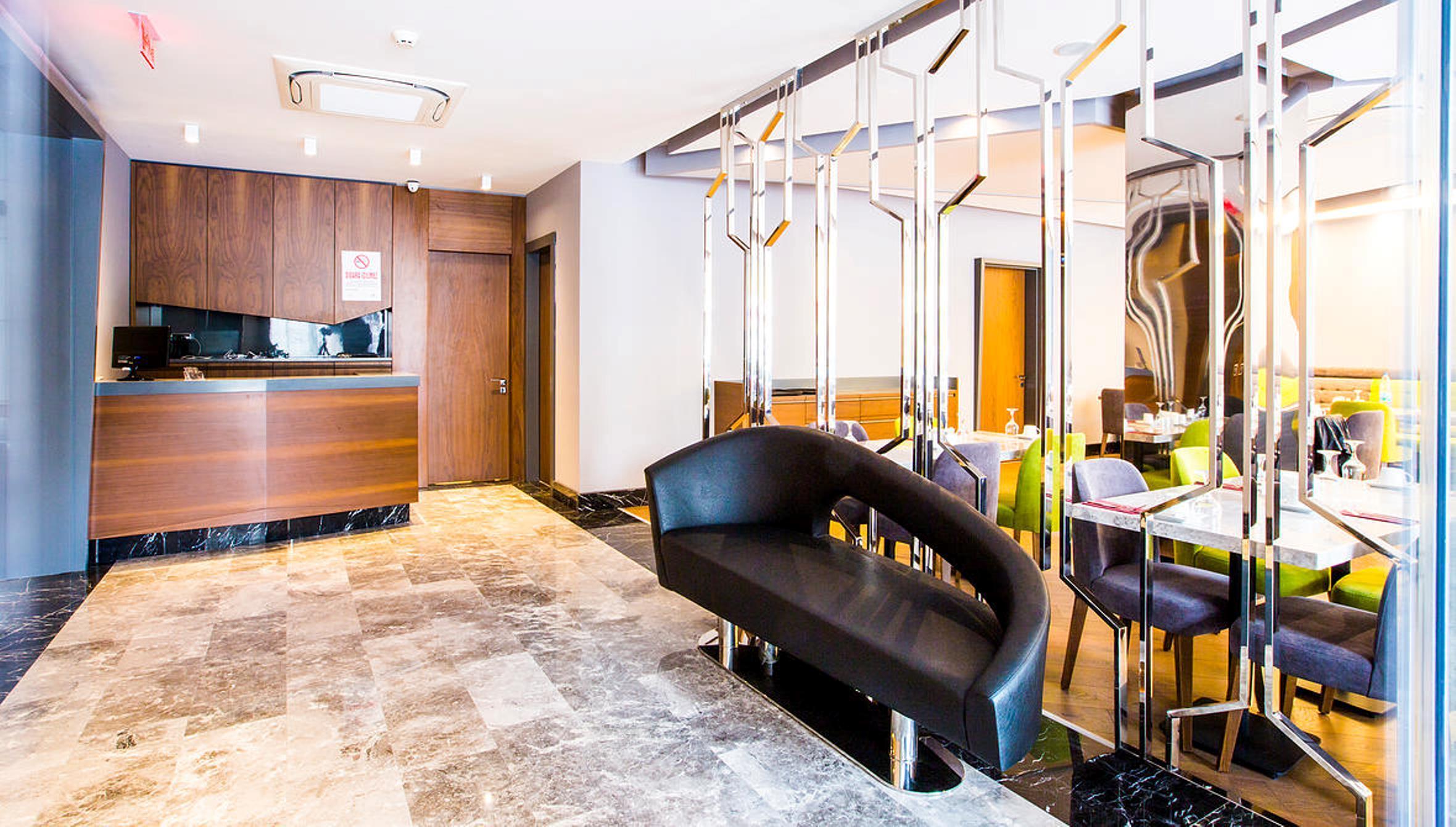 Vista Lobby Zeniva Hotel