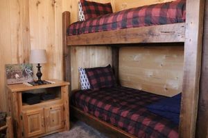 Alojamiento - Bunkhouse with Horse Accommodations