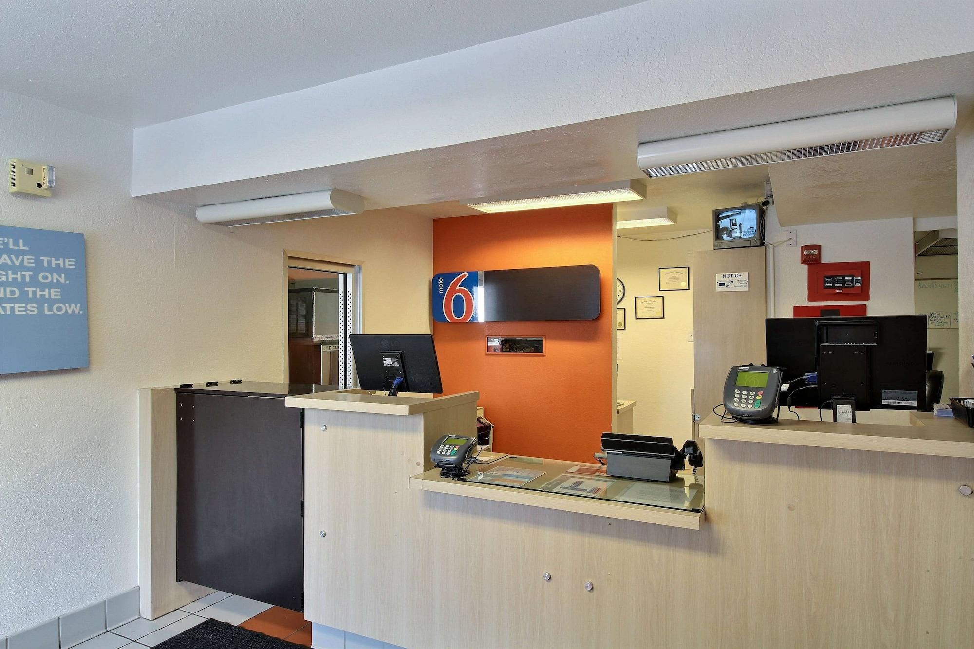 Vista Lobby Motel 6 San Marcos, TX
