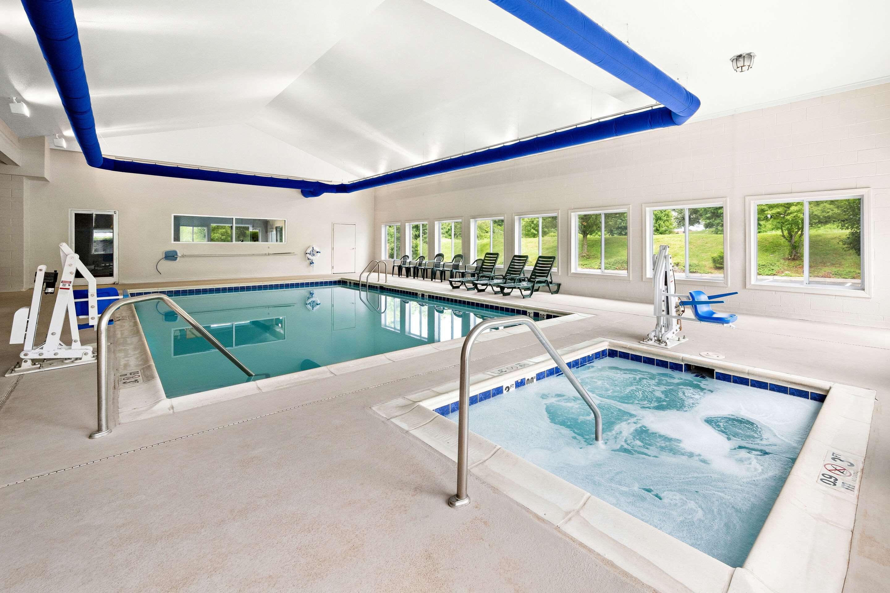 Vista Piscina Comfort Suites Abingdon I-81