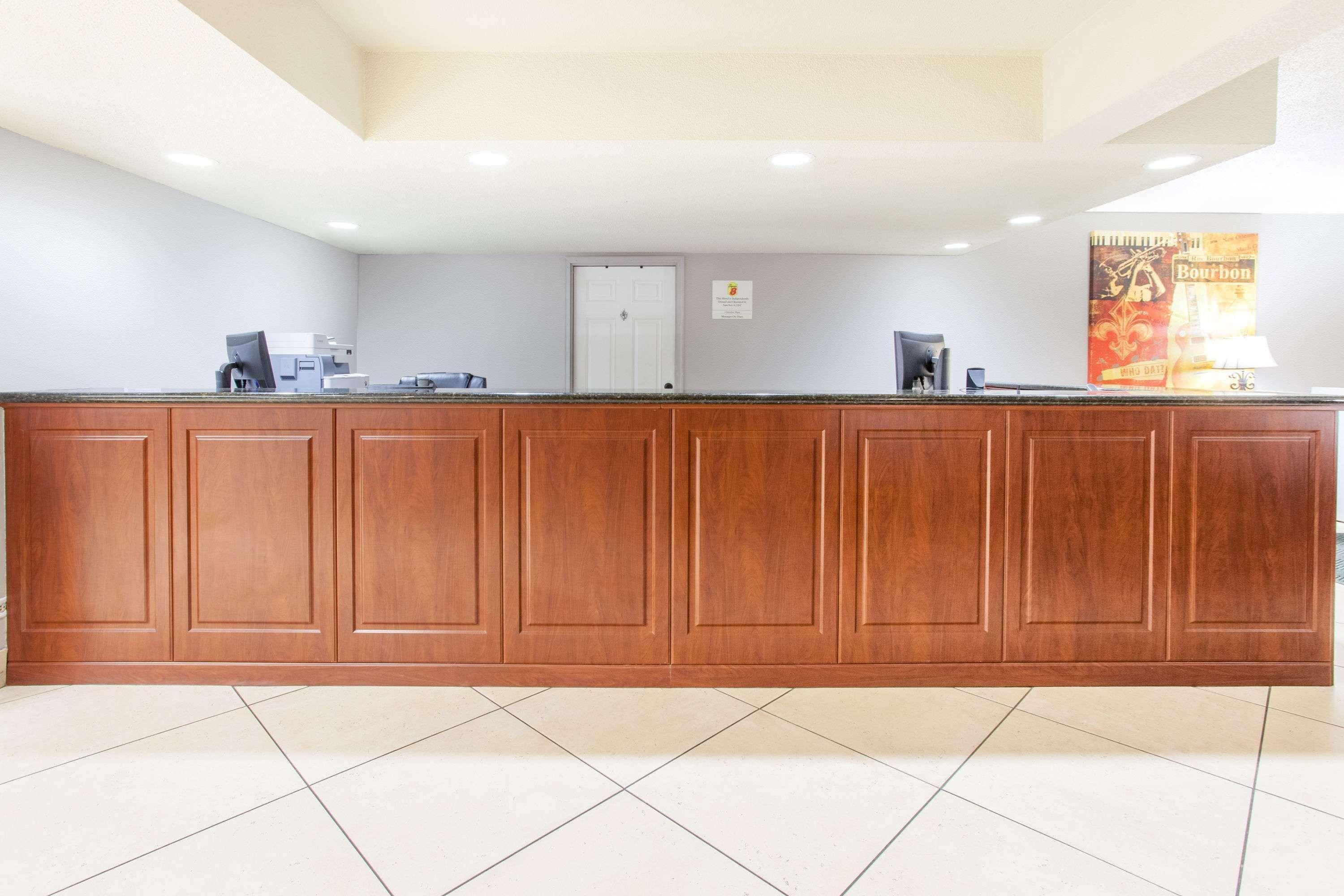 Vista Lobby Super 8 by Wyndham Monroe West
