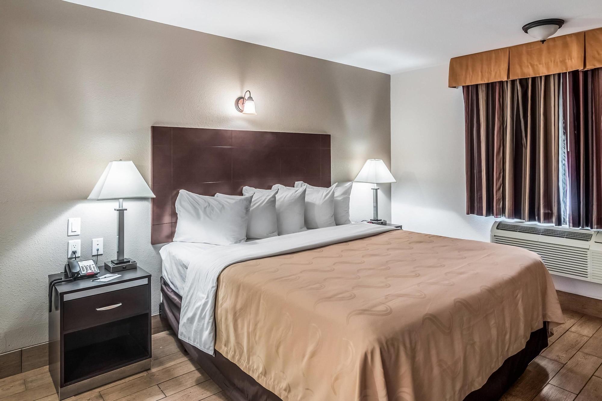 Varios Quality Inn & Suites near Downtown Bakersfield