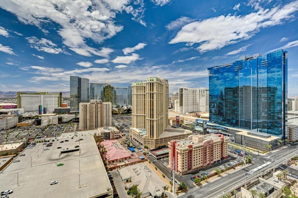 Varios MGM Signature - Strip view suite