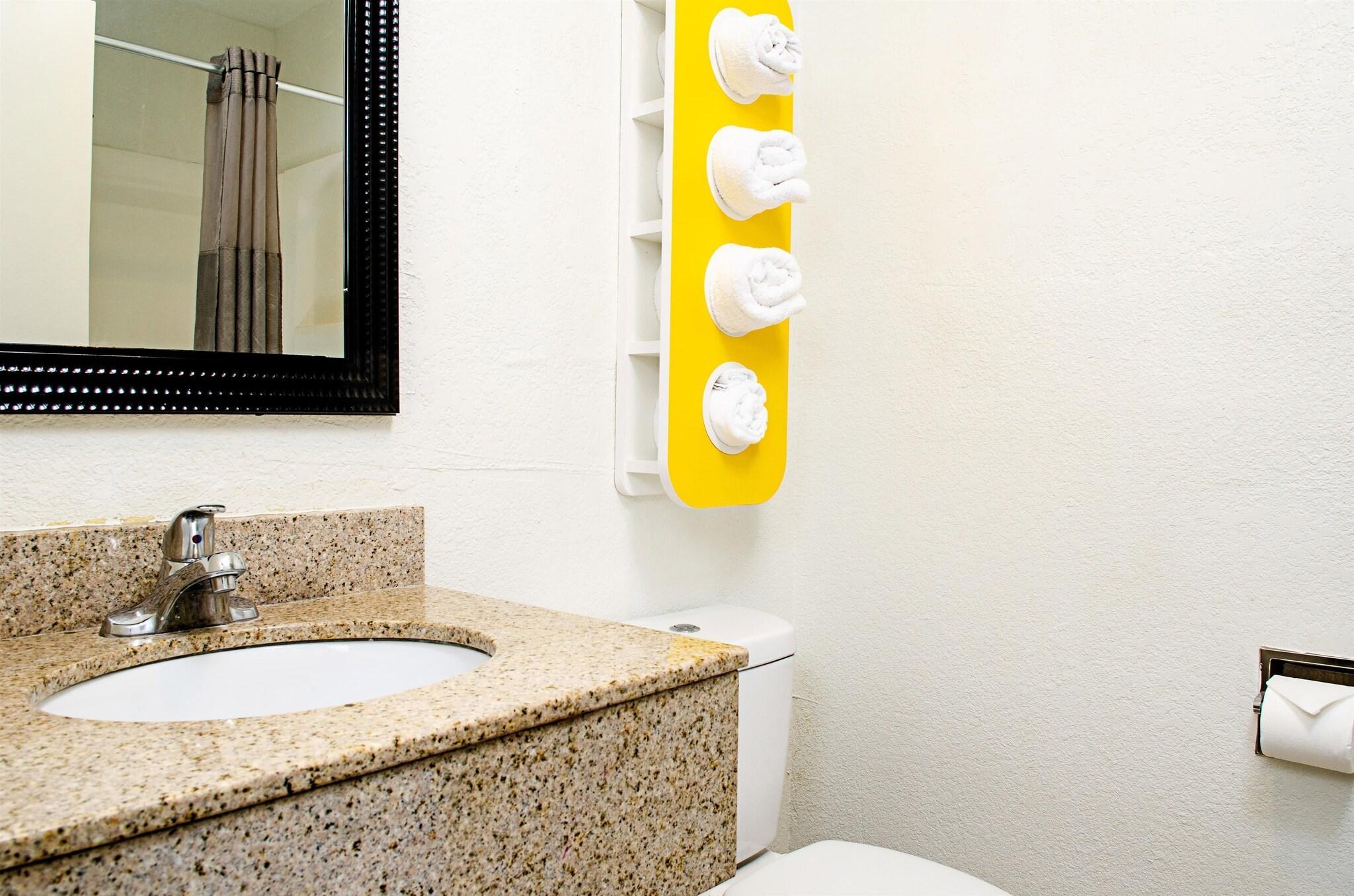 Varios Motel 6 Modesto, CA - Downtown