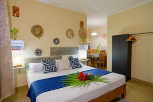 Alquiler Vacacional - Escape to an exquisite 1 Bdr Beachside, featuring a private top roof terrace.