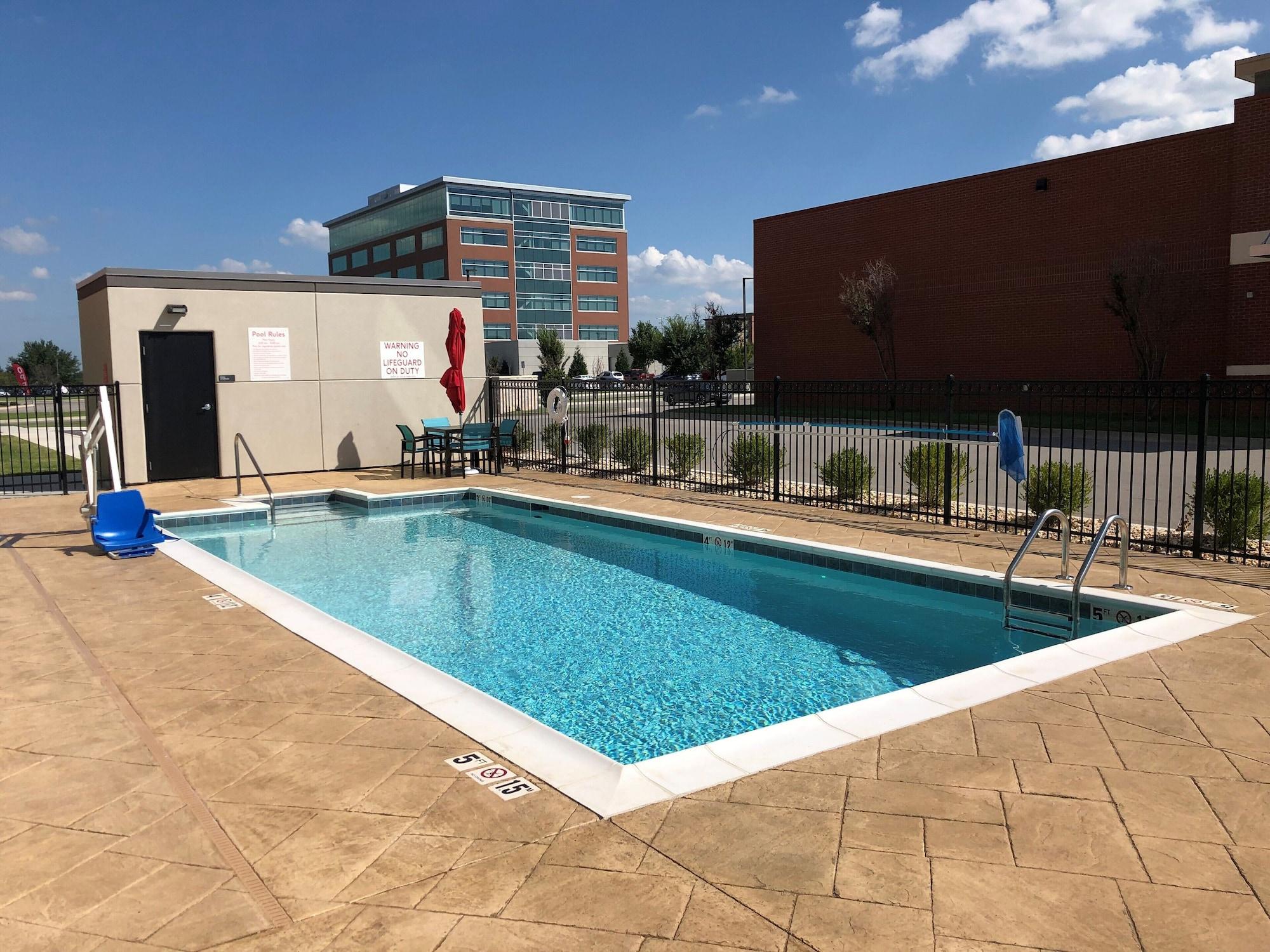 Vista Piscina avid hotel Tulsa South - Medical District by IHG