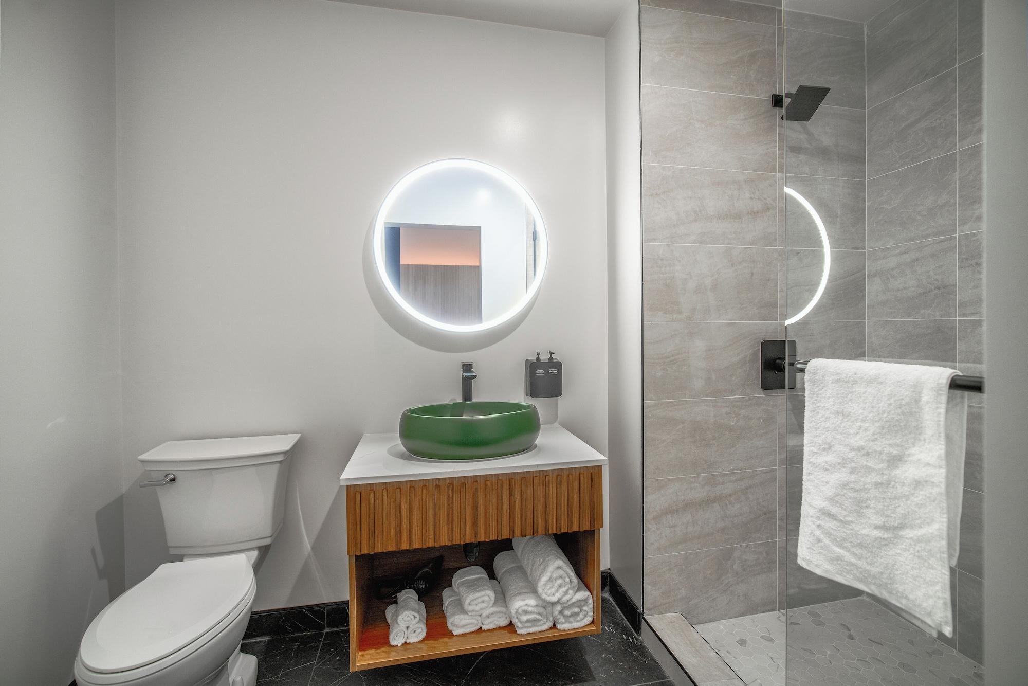 Equipamiento de Habitación LYFE INN & SUITES by AGA- North Hollywood Universal Studios