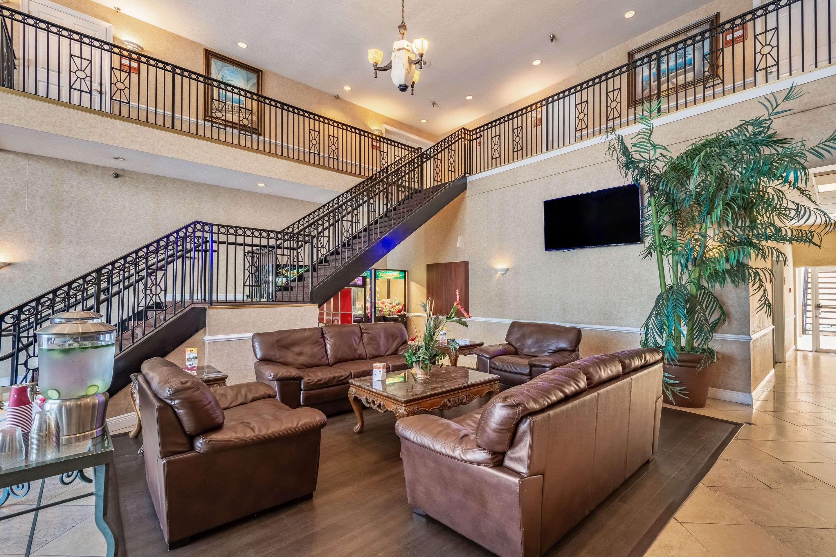 Vista Lobby Clarion Inn & Suites Central Clearwater Beach