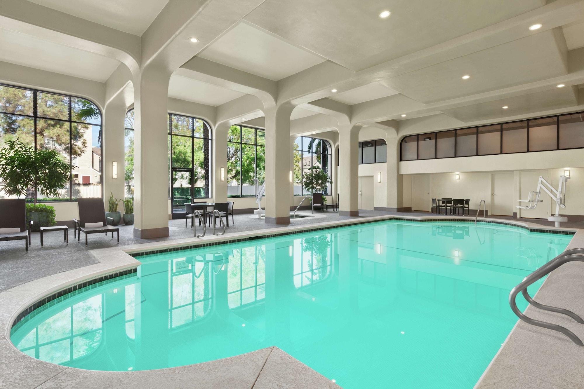 Vista Piscina Embassy Suites by Hilton Arcadia Pasadena Area