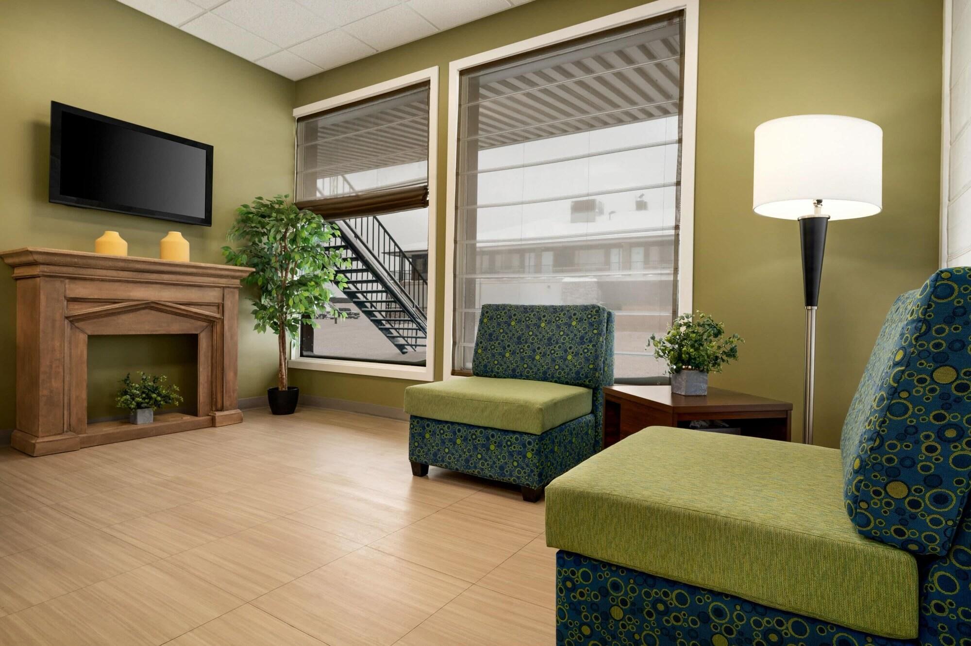 Vista Lobby Super 8 by Wyndham Hearst ON