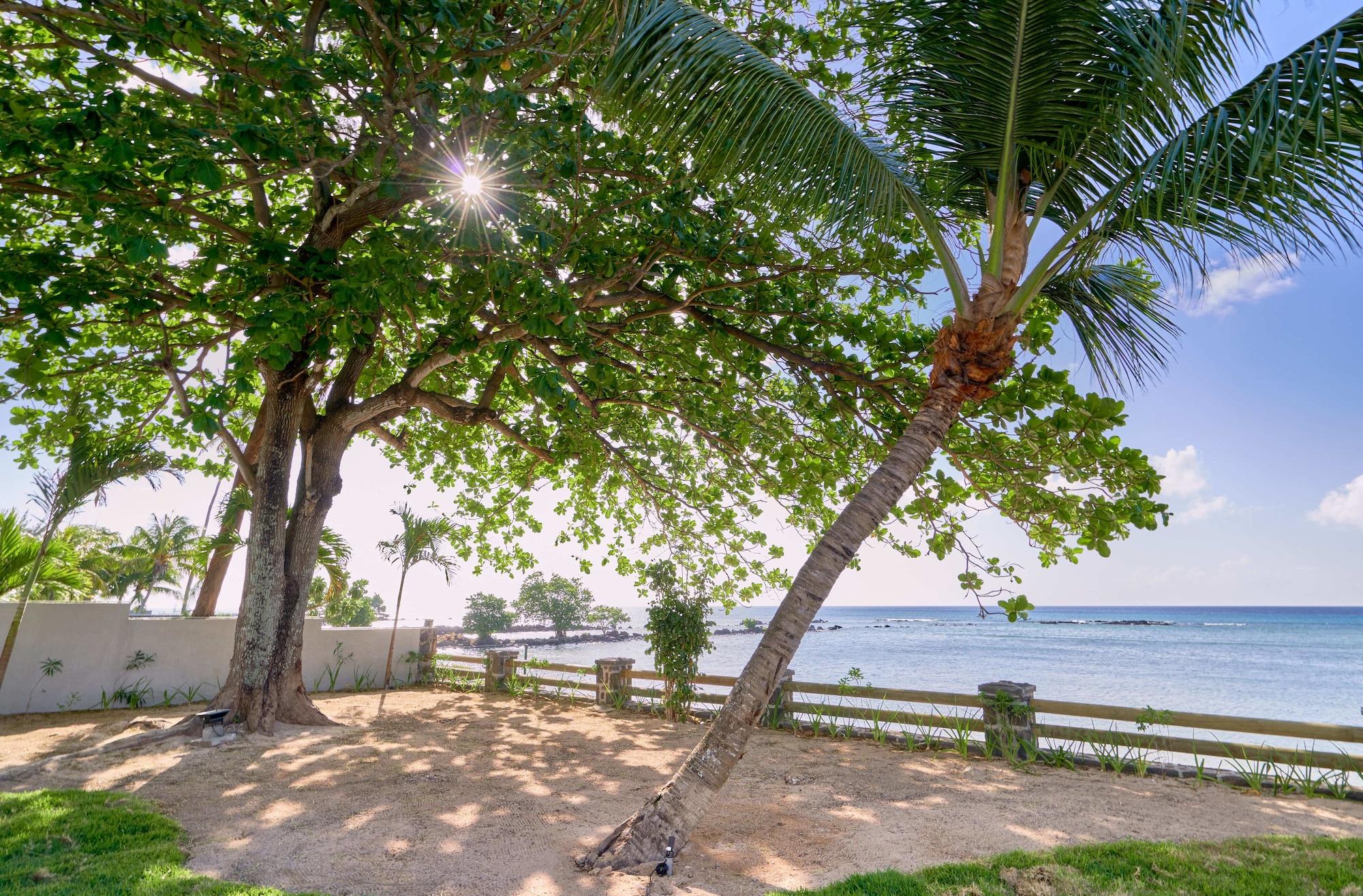 Vista Exterior Les Estivales Beachfront Suites & Penthouses with LOV