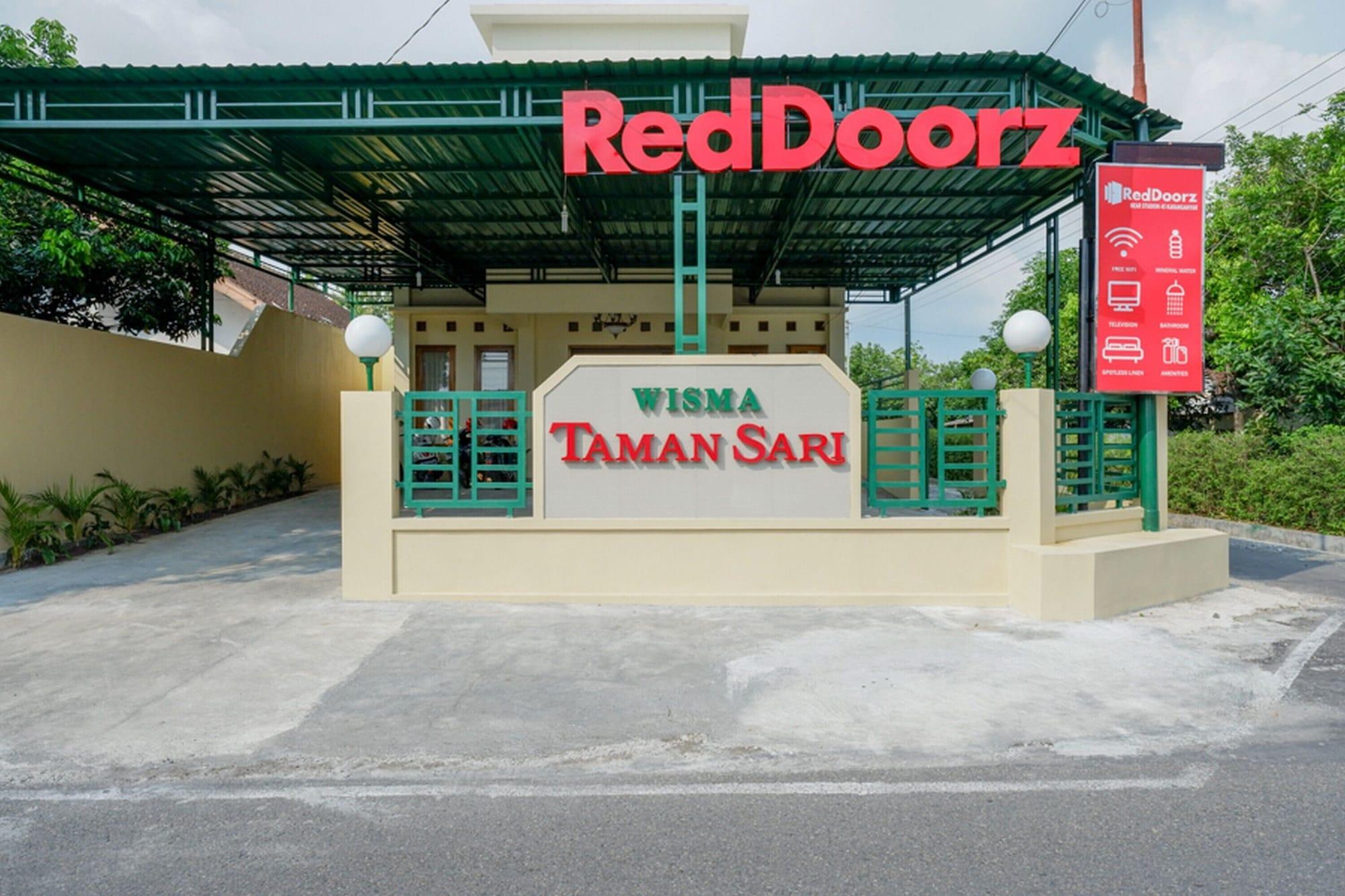 Varios RedDoorz near Stadion 45 Karanganyar