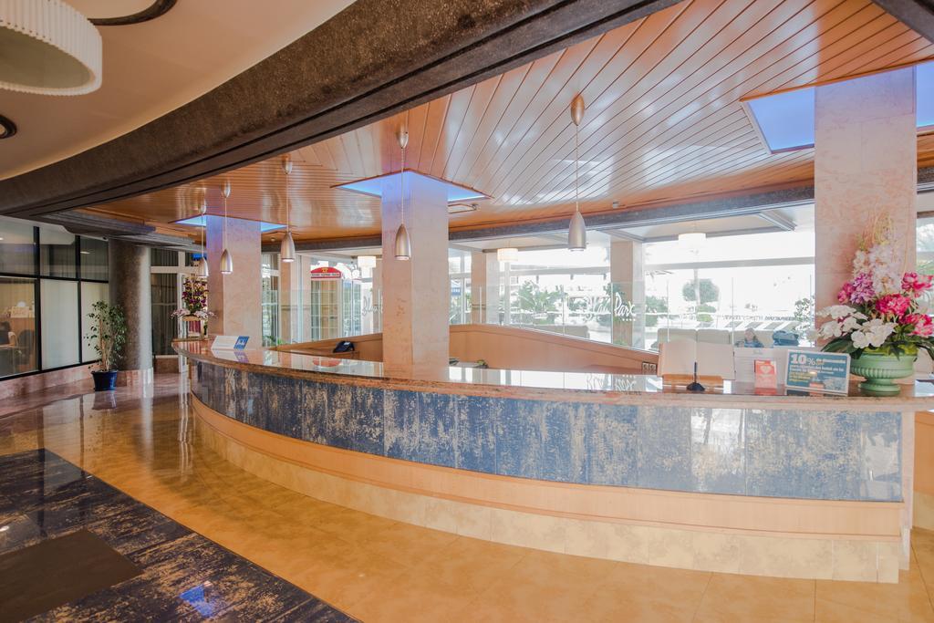 Vista Lobby Blau Park