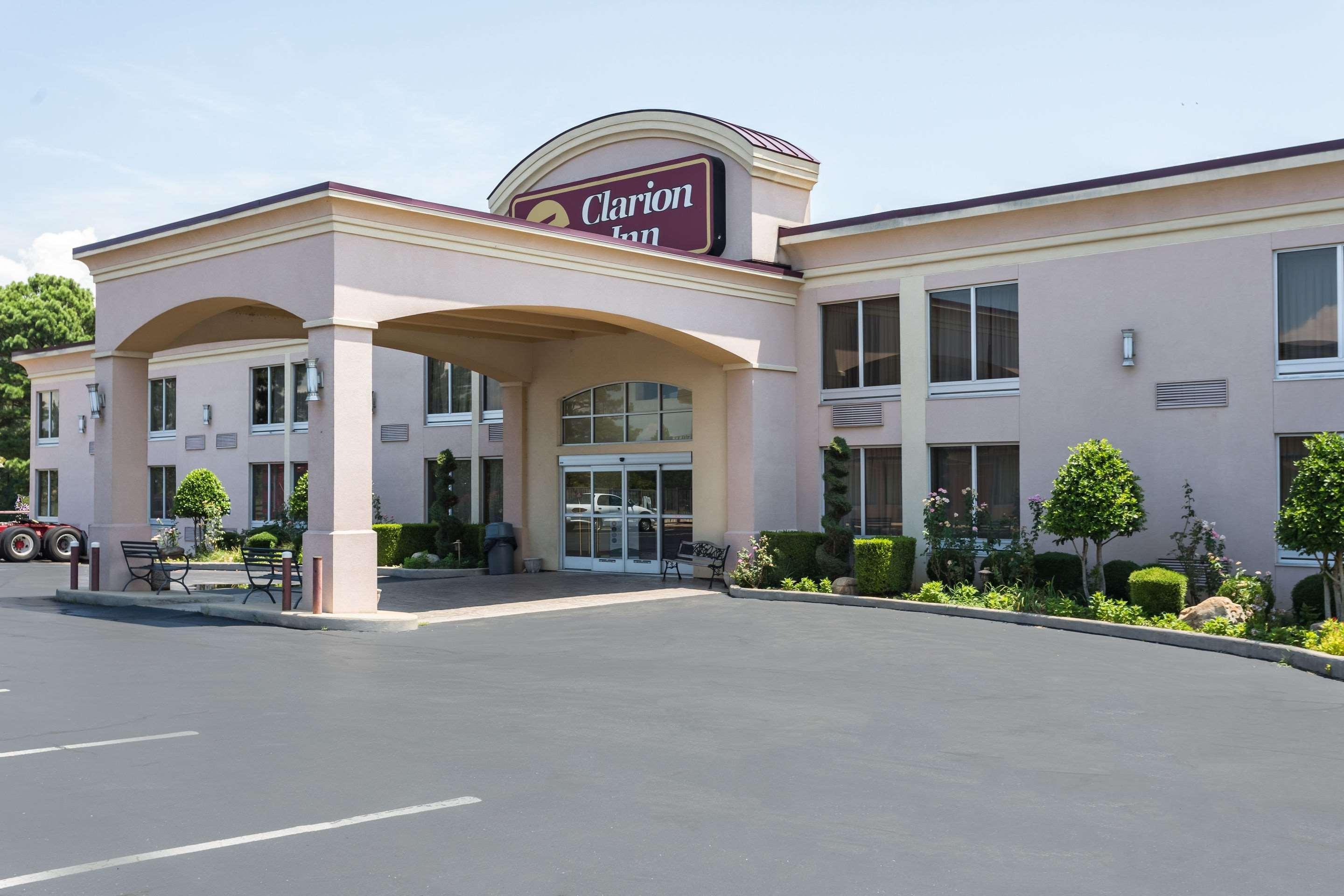Vista Exterior Clarion Inn and Summit Center