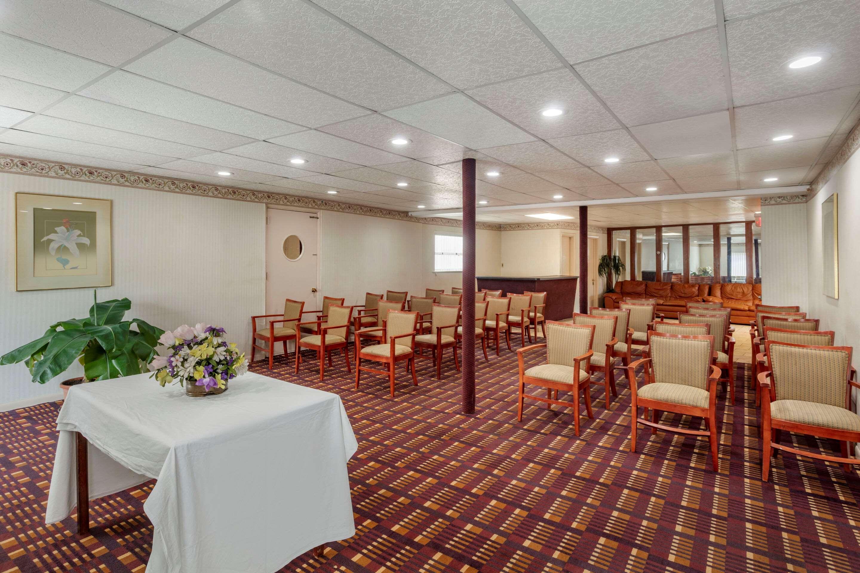 Centro de Negocios Econo Lodge (East Hartford)