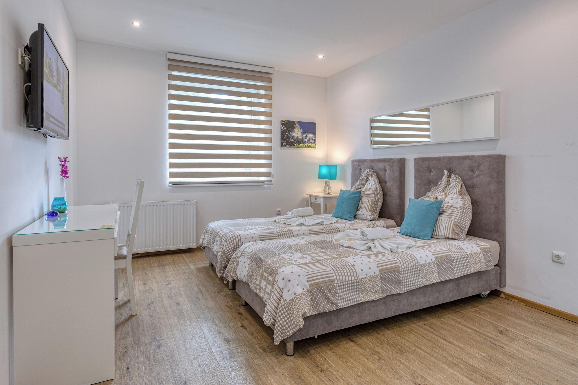 Varios Touch Down Motel