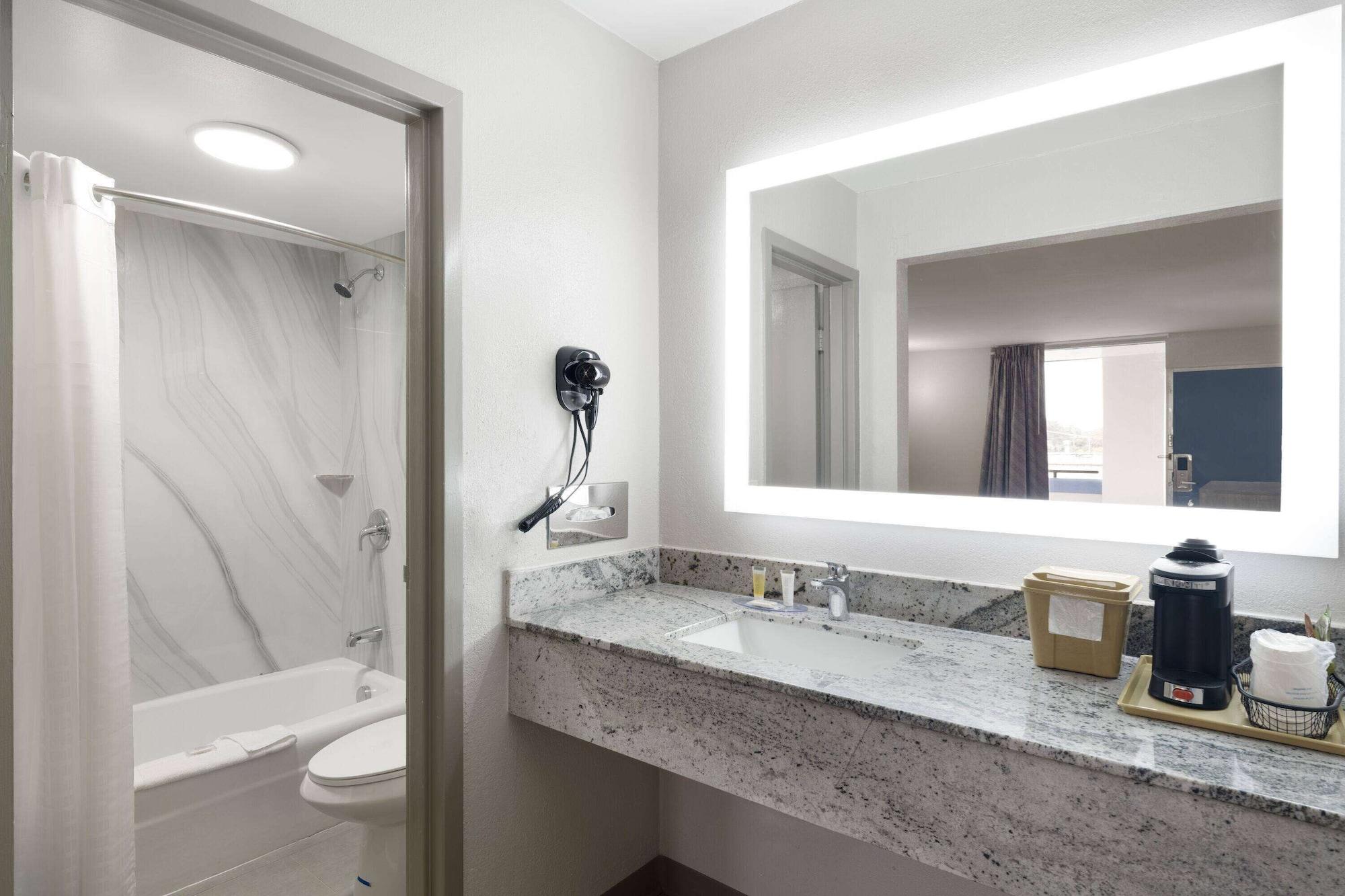 Equipamiento de Habitación Days Inn by Wyndham Montgomery I-85