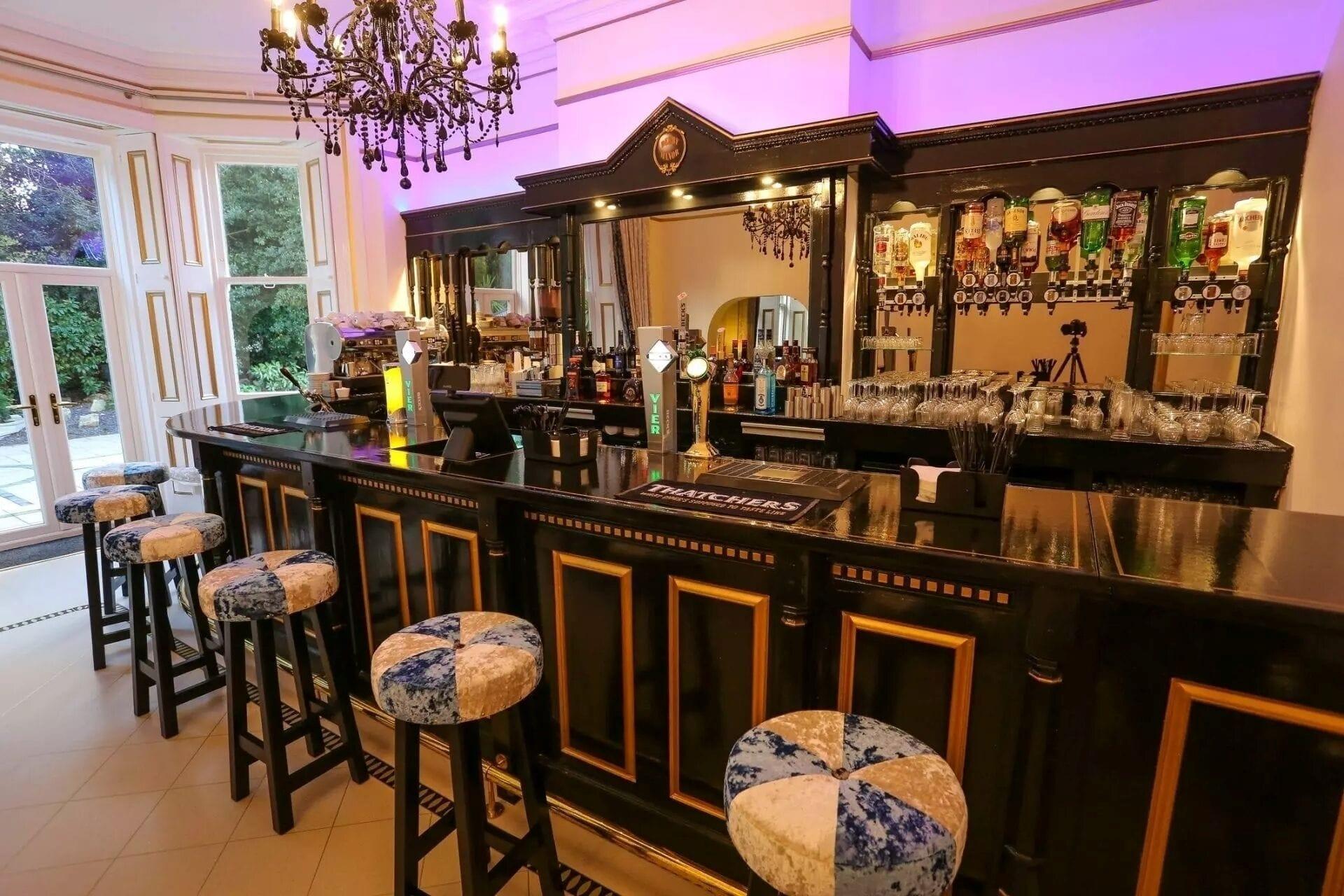 Bar/Salón Derby Manor