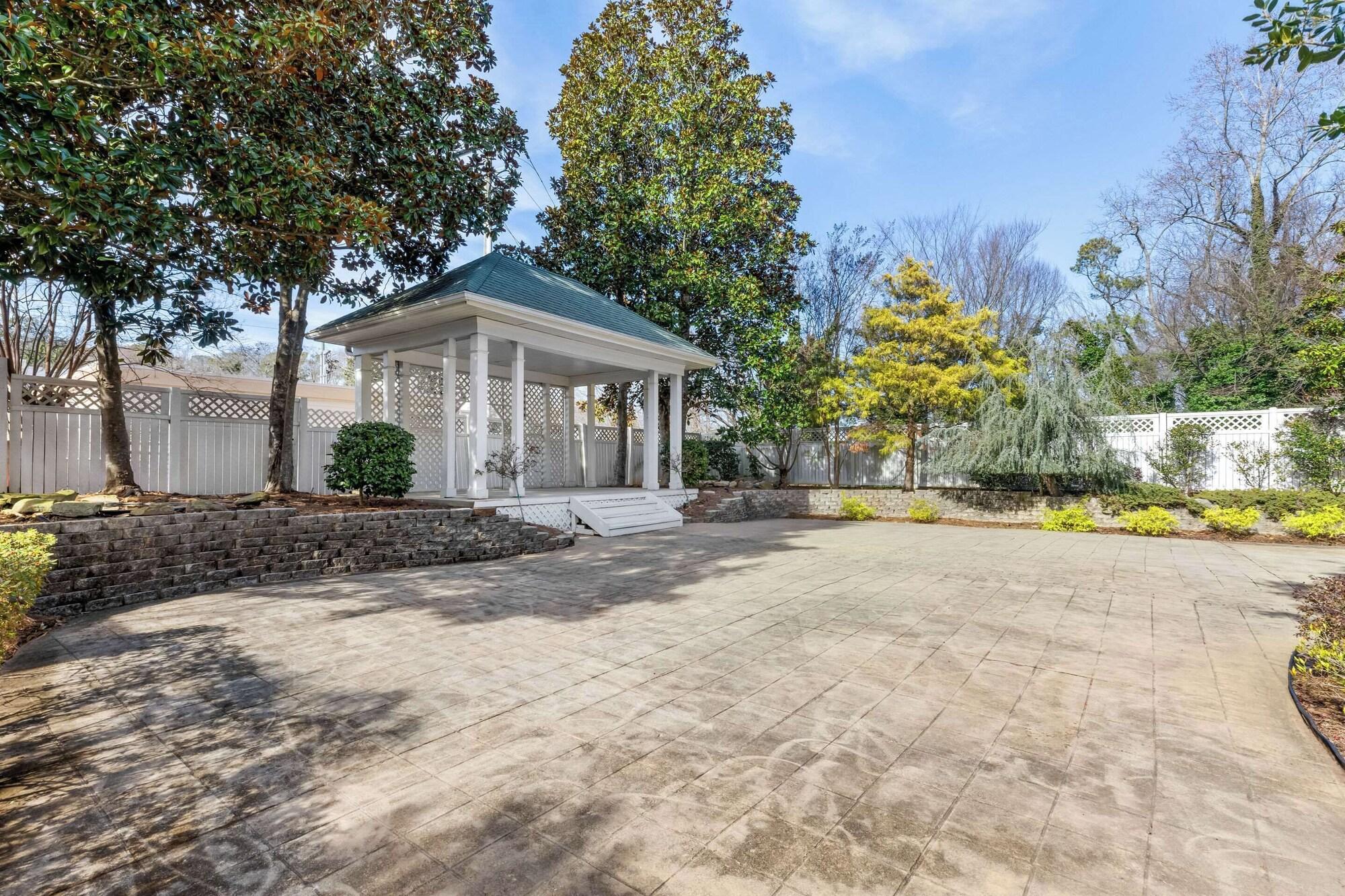 Vista Exterior Quality Inn Fayetteville near Historic Downtown Square