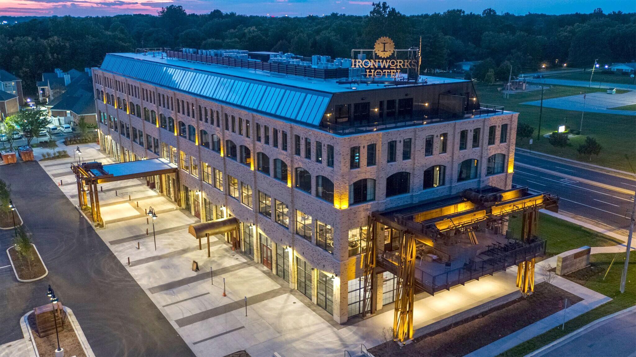 Vista Exterior Ironworks Hotel Indy