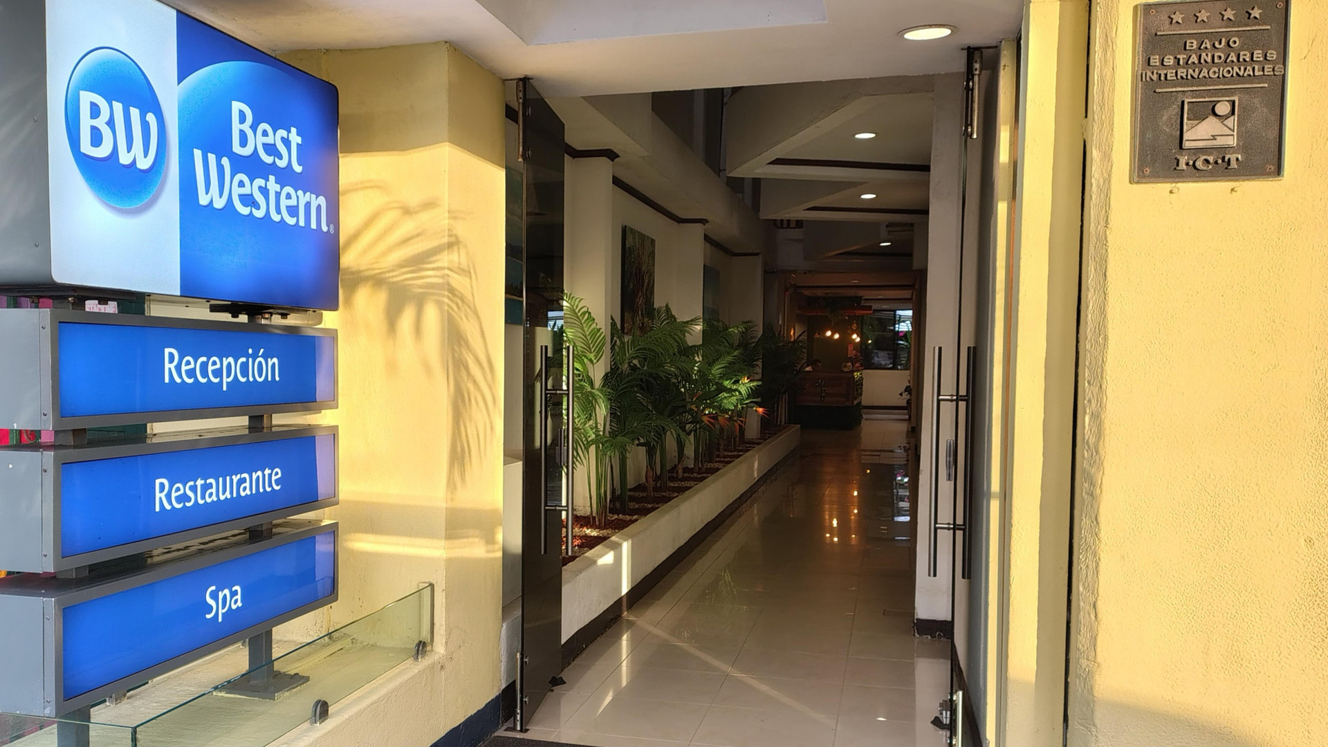 Vista Exterior Best Western Hotel & Casino Kamuk