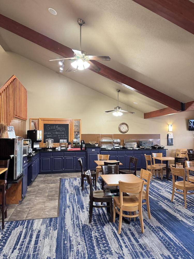 Restaurant AmericInn by Wyndham Baldwin