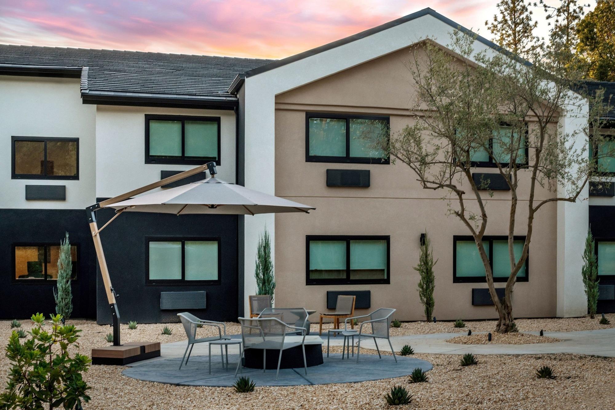 Vista Exterior The Inelle, Oakhurst Yosemite, a Tribute Portfolio Hotel