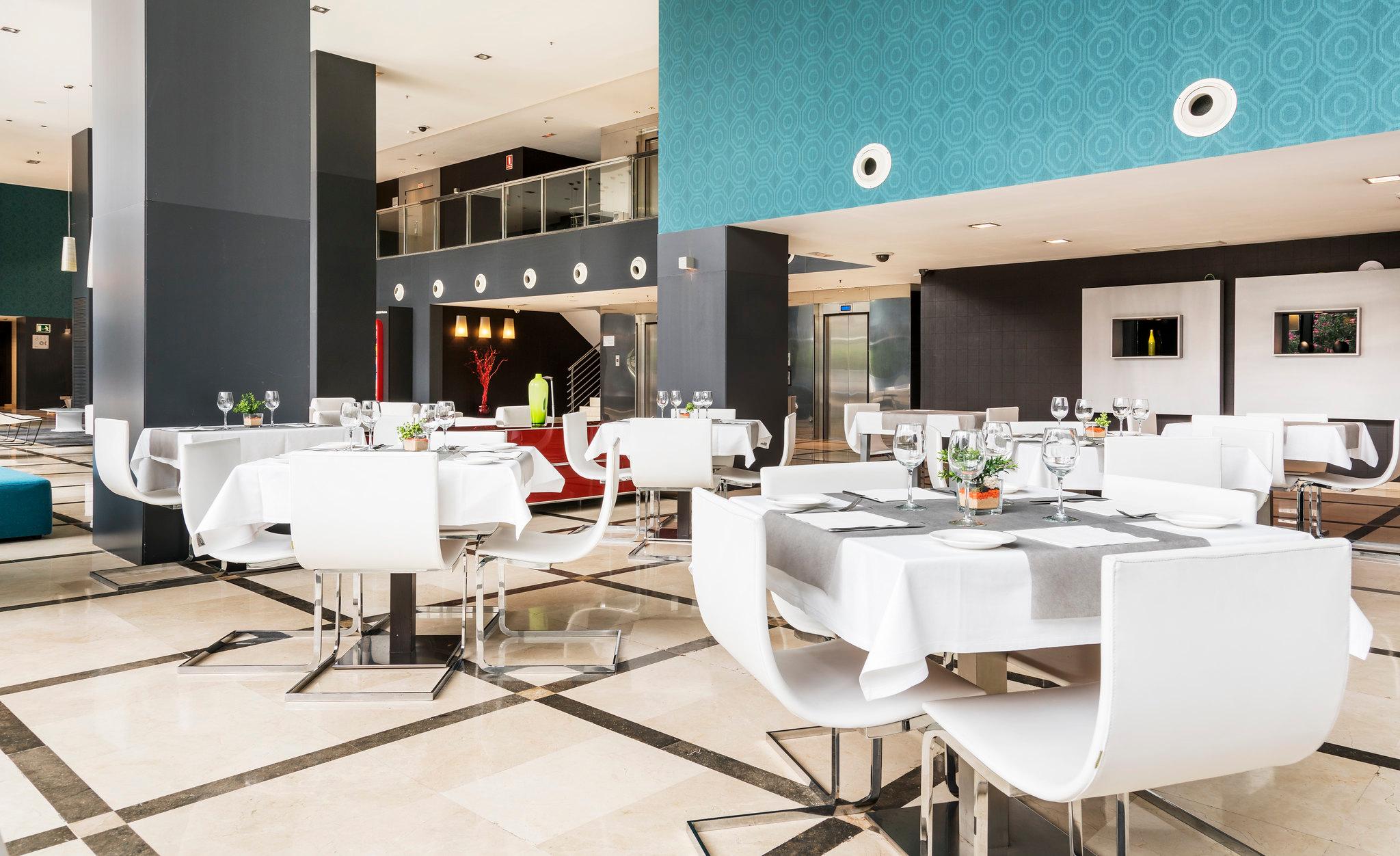 Bar/Salón Hotel ILUNION Aqua 4