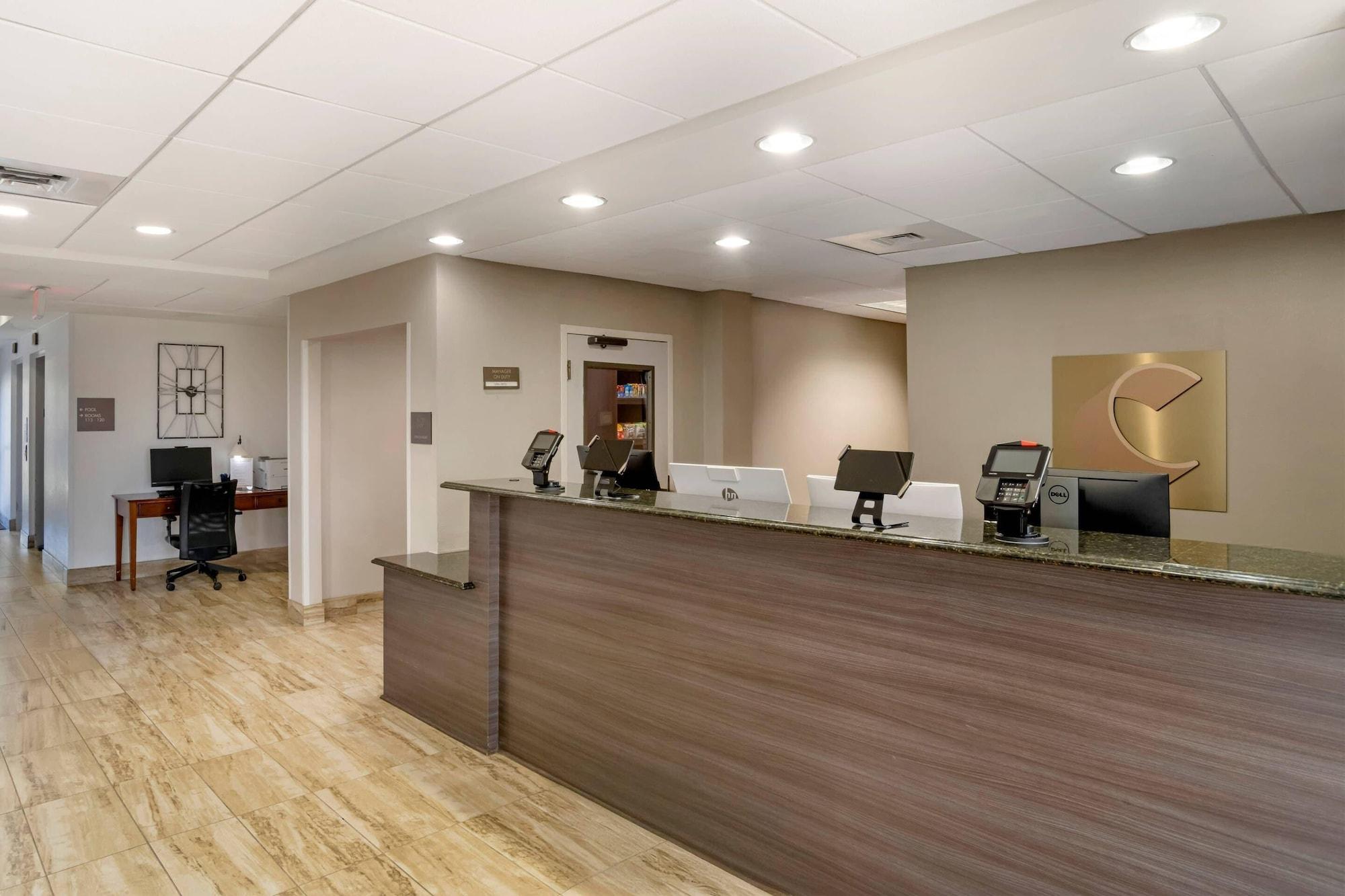 Vista Lobby Comfort Suites near Birkdale Village- Huntersville