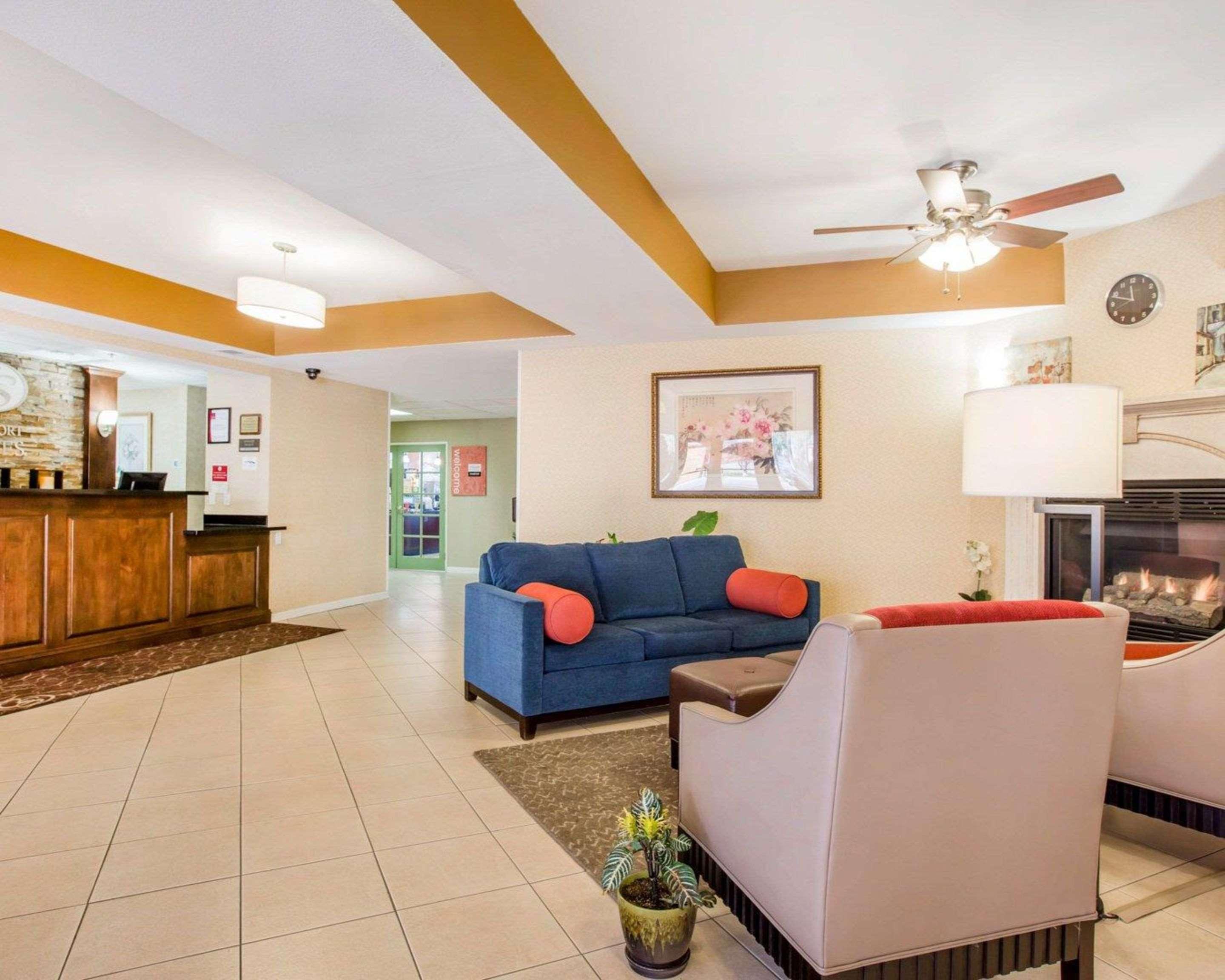 Vista Lobby Comfort Suites Tulare