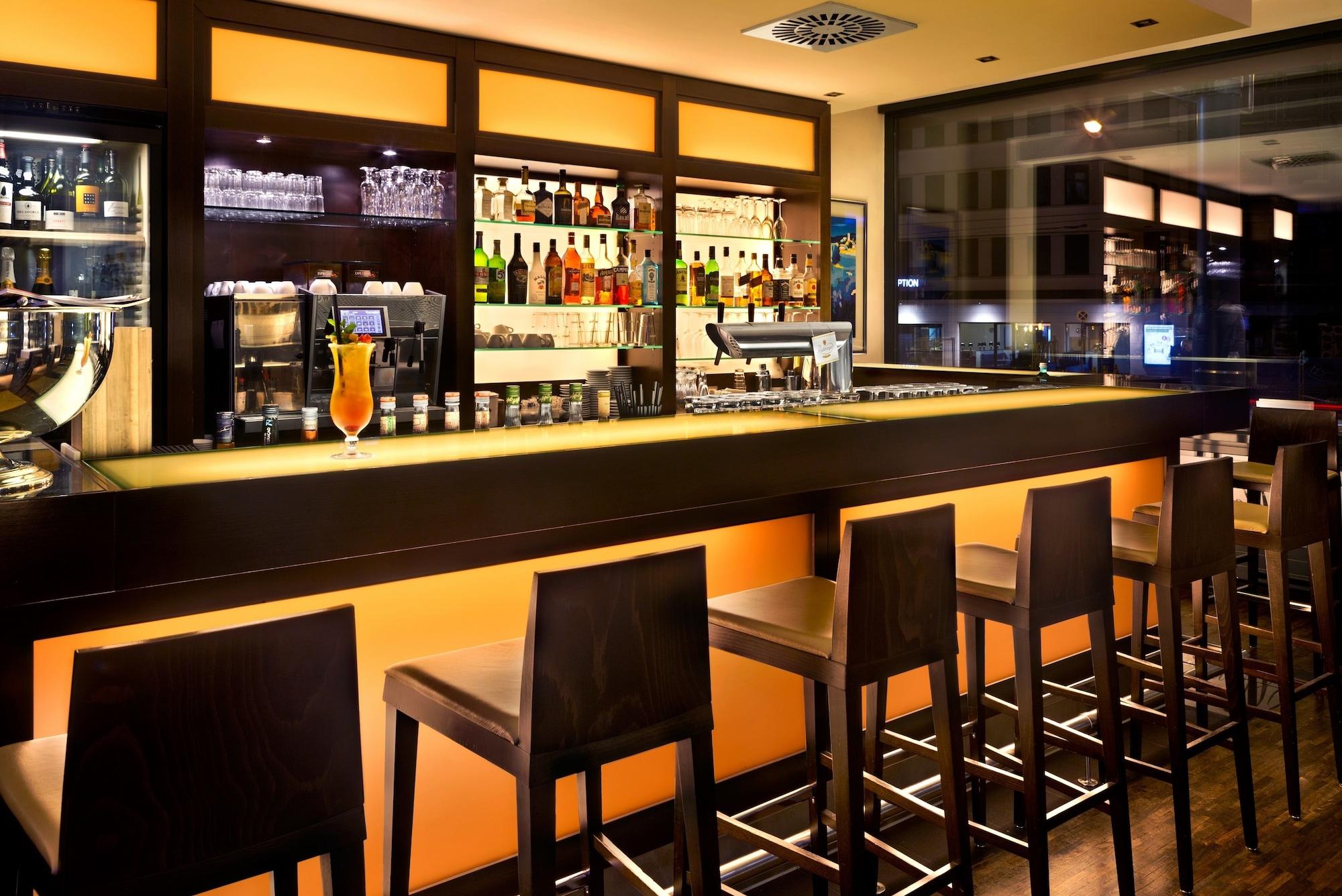 Bar/Salón Hotel Lumière an der Messe