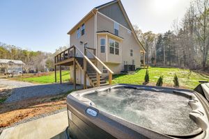 Alquiler Vacacional - 4 Mi to Lake Barkley: Pet-friendly Home w/ Hot Tub