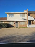 Alquiler Vacacional - La Flor Cozy First Floor Only! Townhome in Hobart  Oklahoma